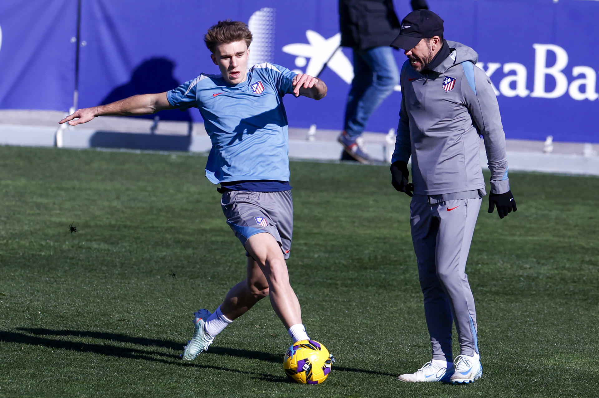 Simeone y Pablo Barrios, en una foto de archivo. EFE/Javier Lizón