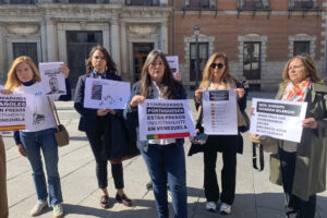 Imagen de archivo de familiares y activistas venezolanos frente al Ministerio de Asuntos Exteriores en Madrid para entregar una carta que exige al Gobierno español una mayor implicación en la liberación de los que presos españoless detenidos en Venezuela. /Archivo. EFE/ María Inmaculada Balbás
