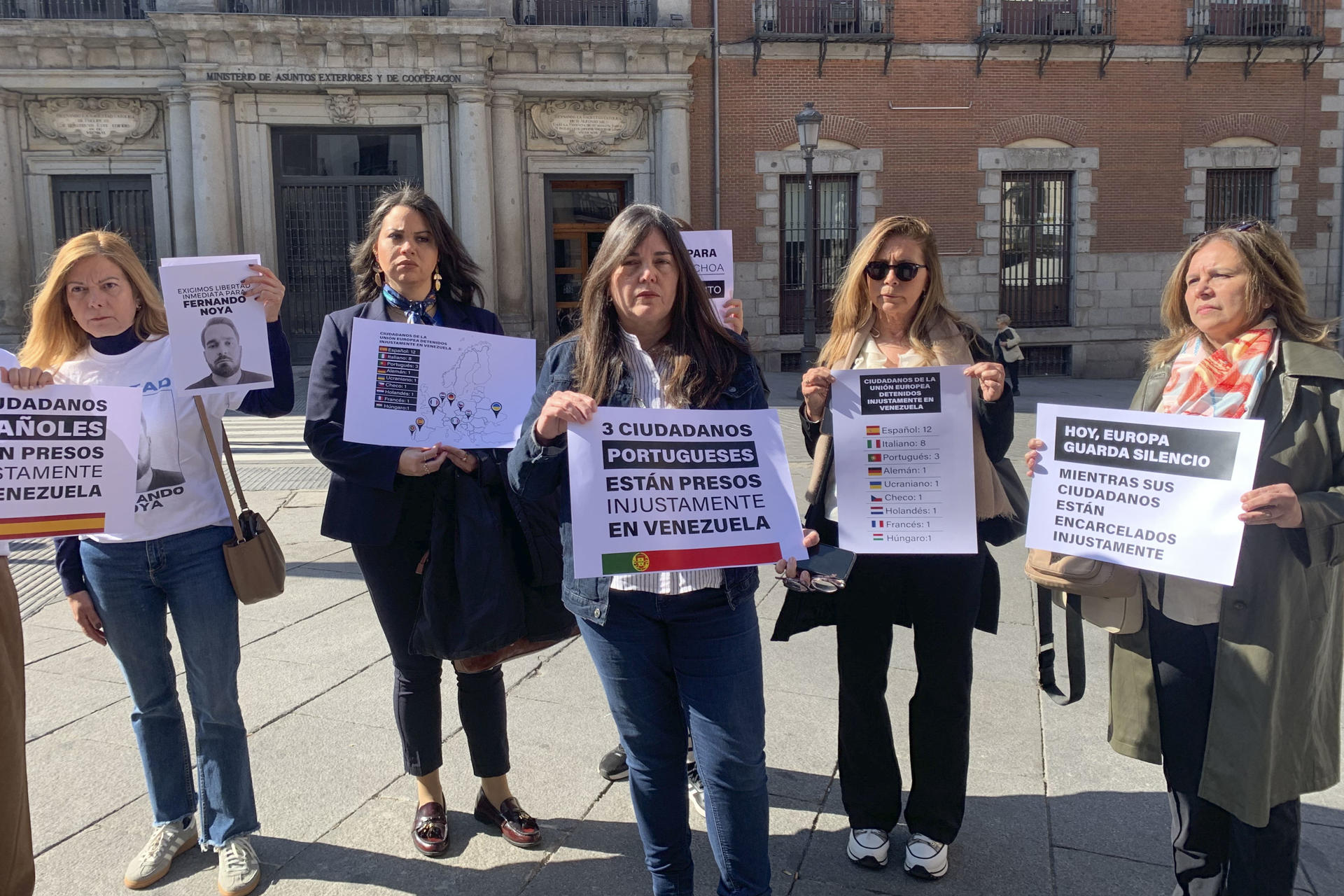 Imagen de archivo de familiares y activistas venezolanos frente al Ministerio de Asuntos Exteriores en Madrid para entregar una carta que exige al Gobierno español una mayor implicación en la liberación de los que presos españoless detenidos en Venezuela. /Archivo. EFE/ María Inmaculada Balbás
