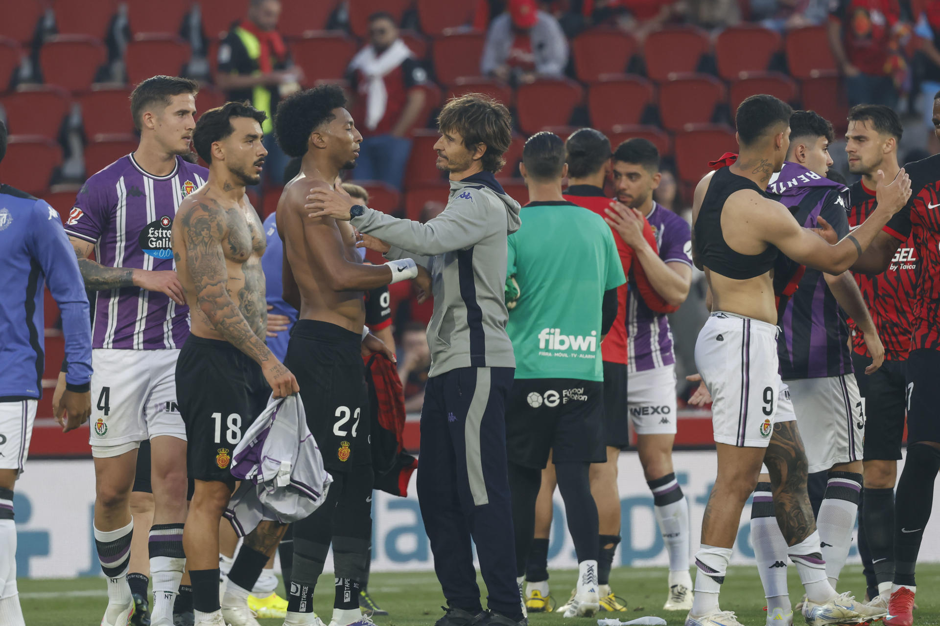 Los jugadores del Valladolid y del Mallorca, junto al entrenador del Valladolid Álvaro Rubio, tras el partido de la jornada 35 de LaLiga EA Sports entre el Mallorca y el Valladolid, este sábado en el Estadi Mallorca Son Moix en Palma.-EFE/ Cati Cladera
