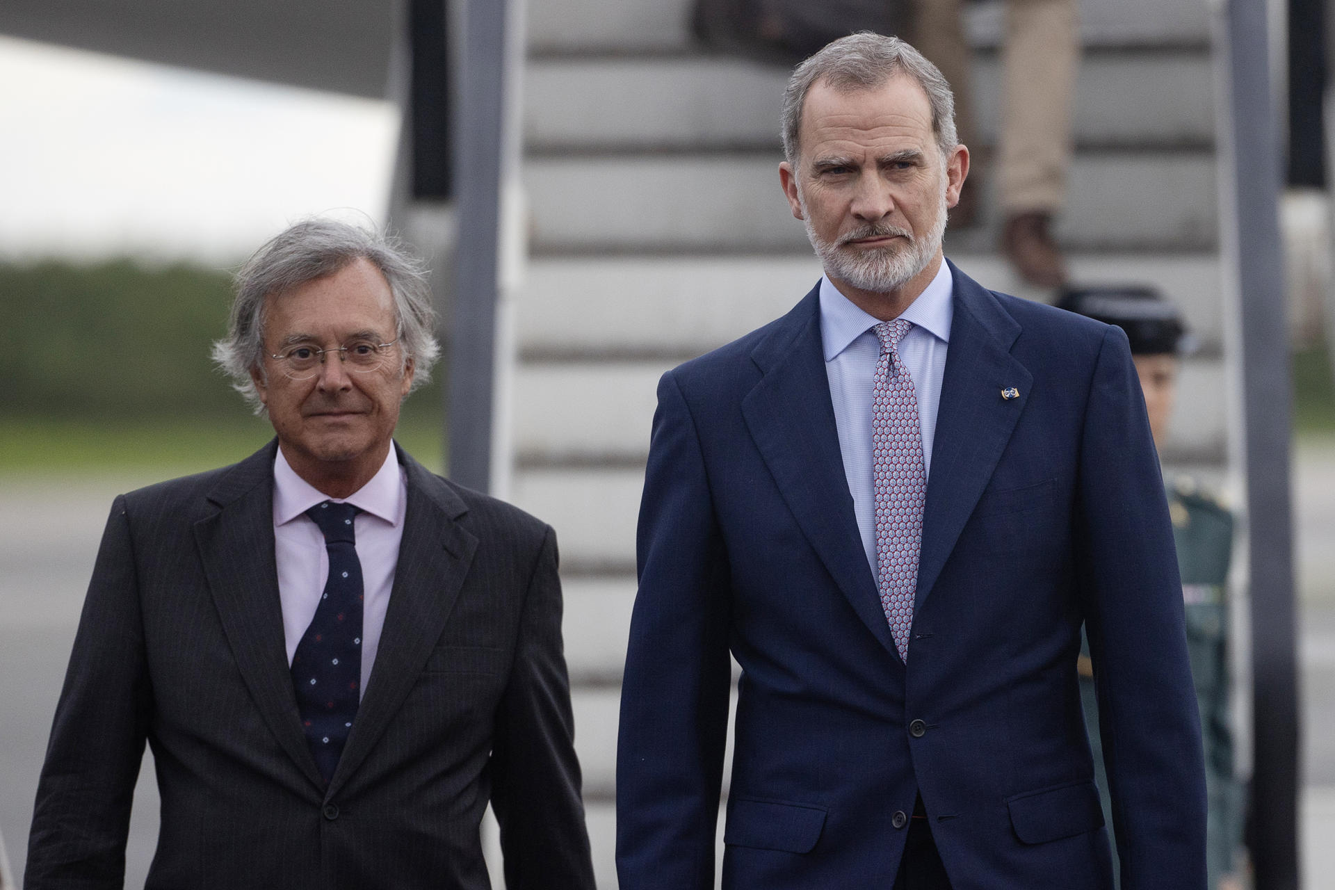 El rey Felipe VI camina junto al embajador de España en República Dominicana, Antonio Pérez-Hernández, este lunes, a su llegada a Santo Domingo (República Dominicana). EFE/ Orlando Barría
