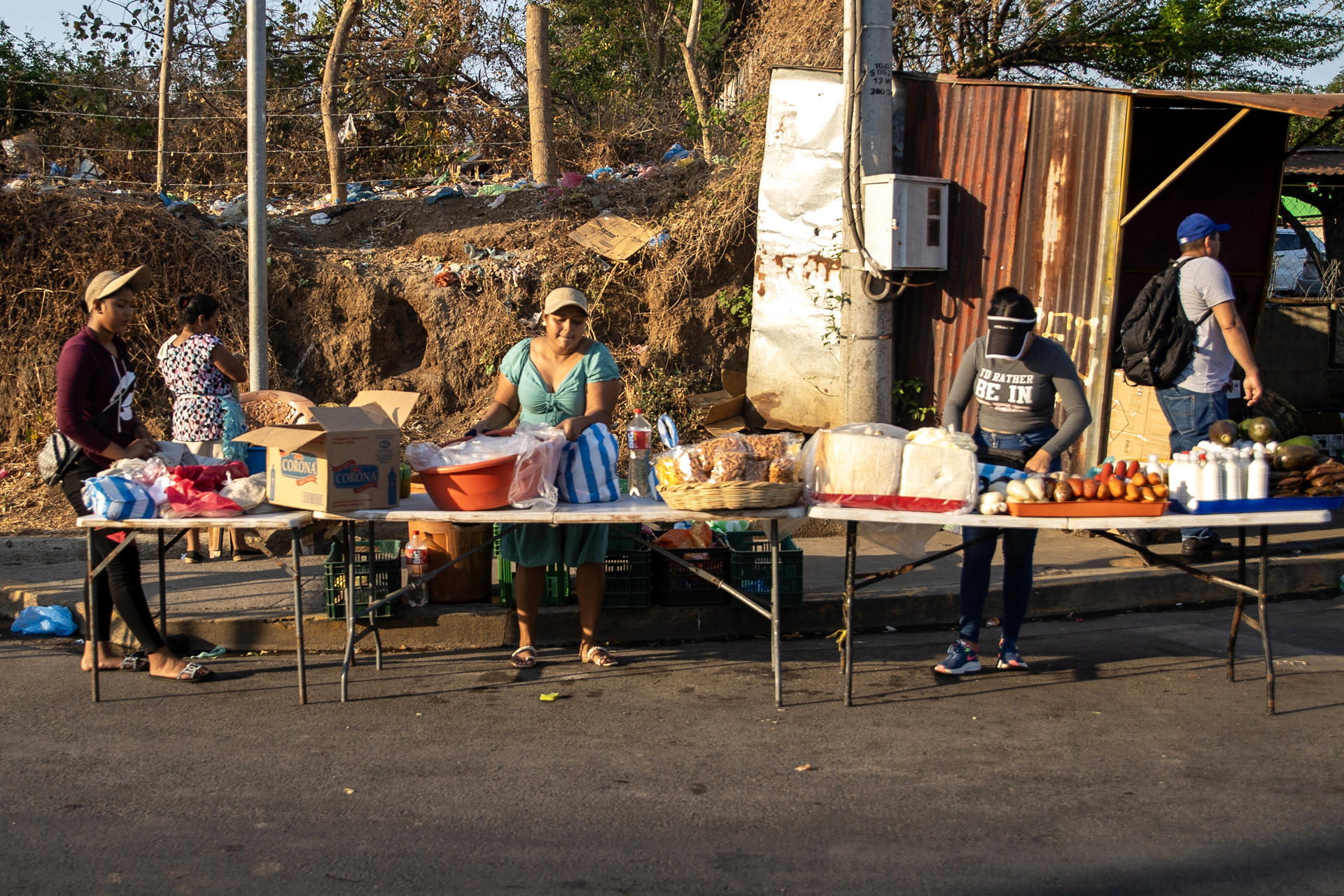 Personas venden alimentos este miércoles, en Managua (Nicaragua). EFE/ STR