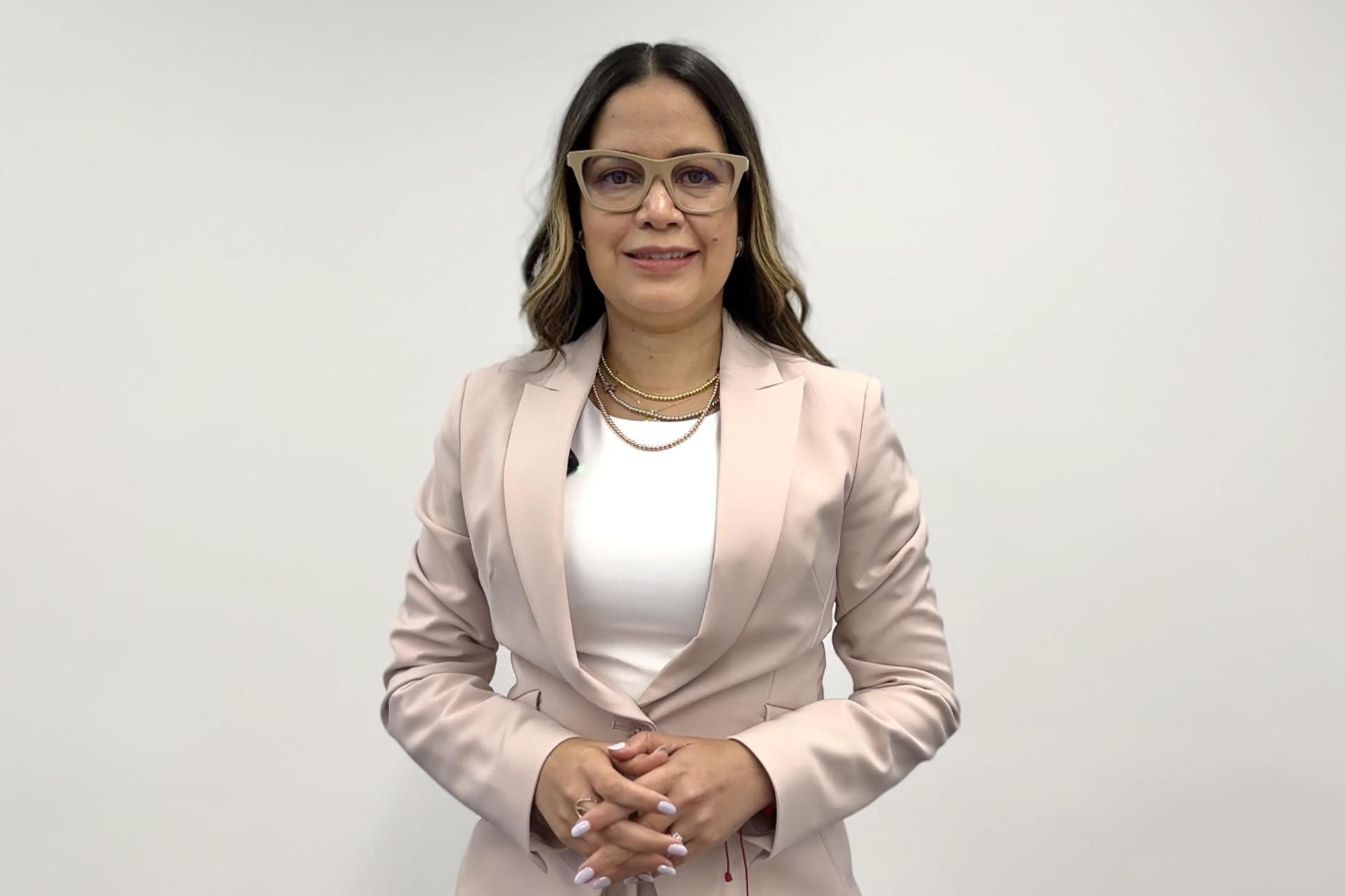 Fotografía cedida por la farmacéutica Roche de la Medical Leader Hemophilia, Leslie González, posando para una foto en Bogotá (Colombia). EFE/ Roche /SOLO USO EDITORIAL NO VENTAS /SOLO DISPONIBLE PARA ILUSTRAR LA NOTICIA QUE ACOMPAÑA (CRÉDITO OBLIGATORIO)