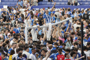 Aficionados del Espanyol invaden el campo de juego tras el partido de LaLiga entre RCD Espanyol y UD Las Palmas en el RCDE Stadium, en Barcelona (España). EFE/ Alejandro García