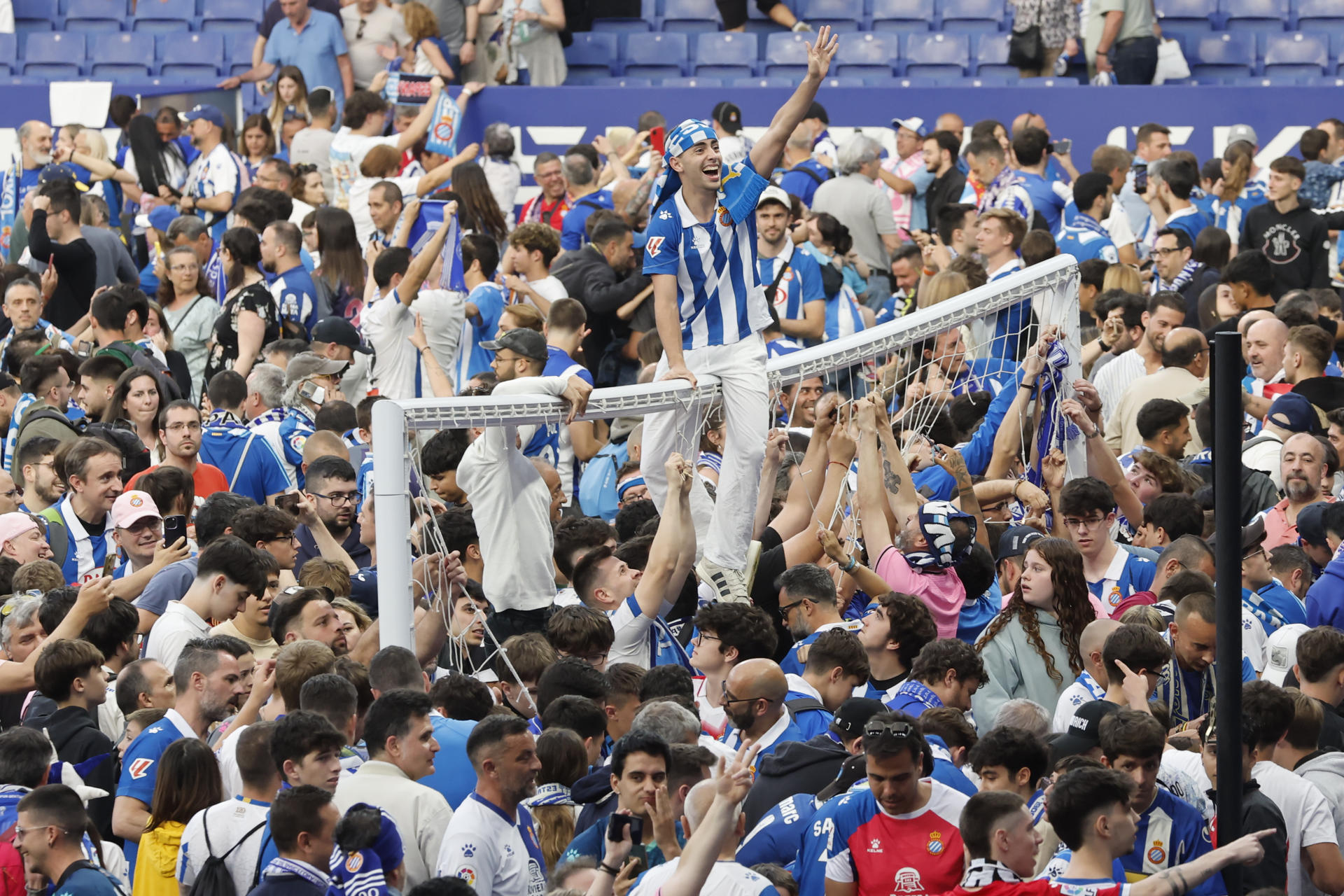 Aficionados del Espanyol invaden el campo de juego tras el partido de LaLiga entre RCD Espanyol y UD Las Palmas en el RCDE Stadium, en Barcelona (España). EFE/ Alejandro García