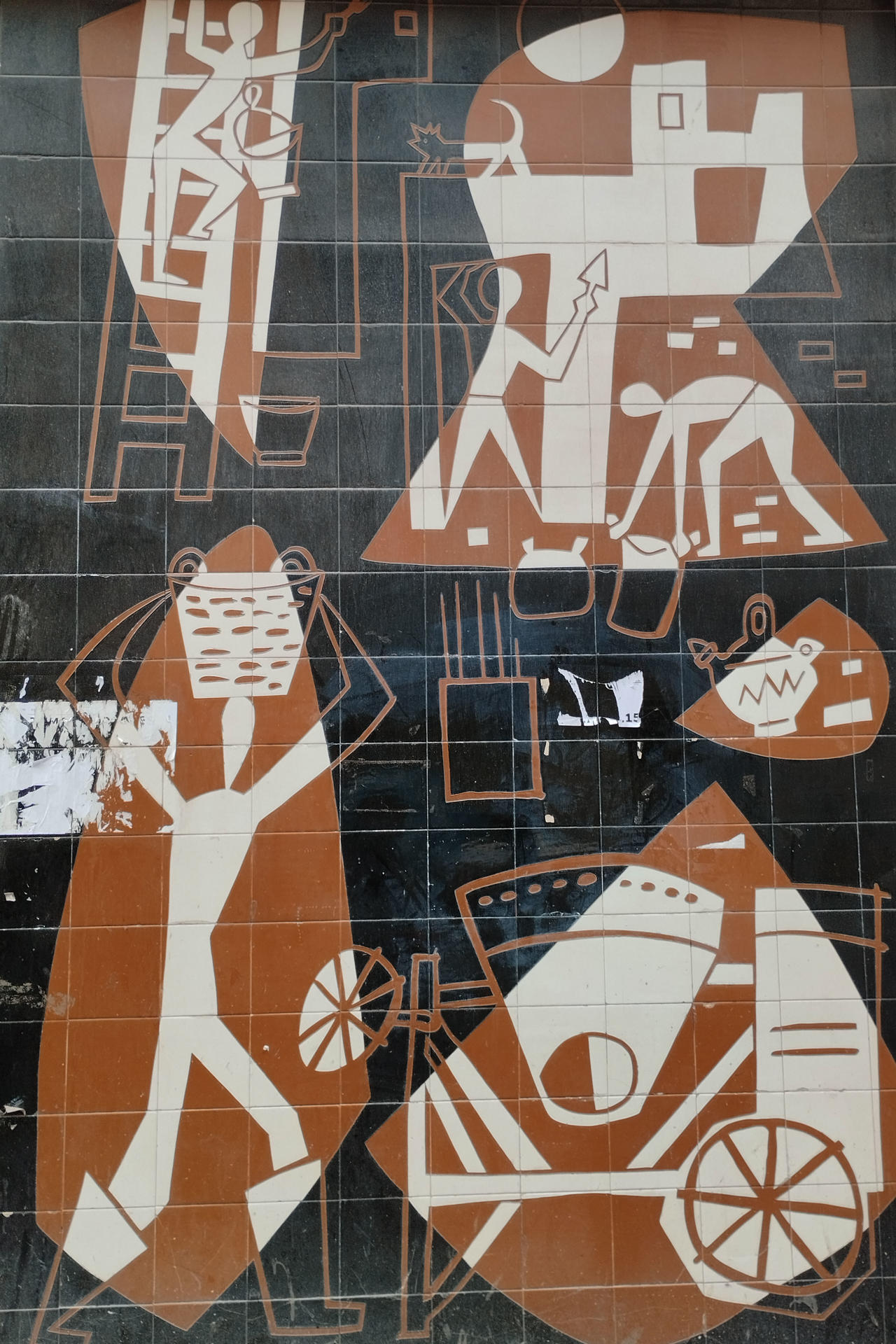 En la madrileña calle de Santa Cruz de Marcenado, entre el icónico Edificio Princesa y, irónicamente, la Casa de Canarias, se erige desde hace más de 70 años un mural del artista César Manrique (1919-1992), carcomido por la suciedad y el paso del tiempo, e inspirado en el mundo de la construcción. EFE/Pepi Cardenete