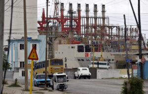Fotografía de archivo de una planta flotante de generación eléctrica en el puerto de La Habana (Cuba). EFE/ Ernesto Mastrascusa