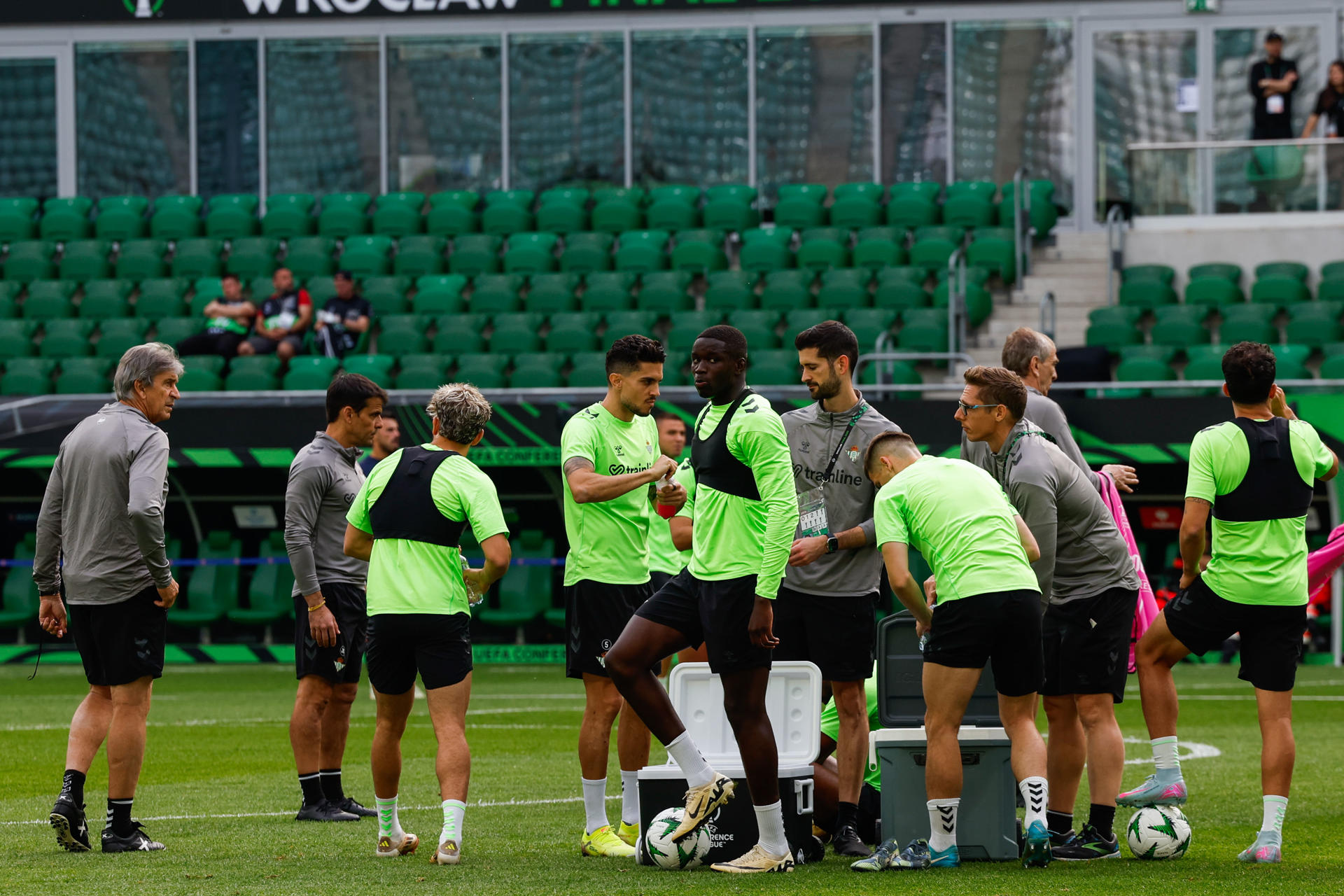 El entrenador del Betis, el chileno Manuel Pellegrini (i), durante el entrenamiento del Betis este martes en el Estadio Municipal de Breslavia, Polonia, en la víspera antes de medirse el miércoles al Chelsea inglés en la final de la Liga Conferencia.-EFE/ Julio Muñoz
