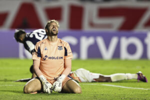 El guardameta de Talleres de Córdoba, Javier Burrai , lamenta el gol de Sao Paulo en el partido de la última jornada de la fase de grupos de la Copa Libertadores jugado este martes en el estadio Morumbi. EFE/ Isaac Fontana