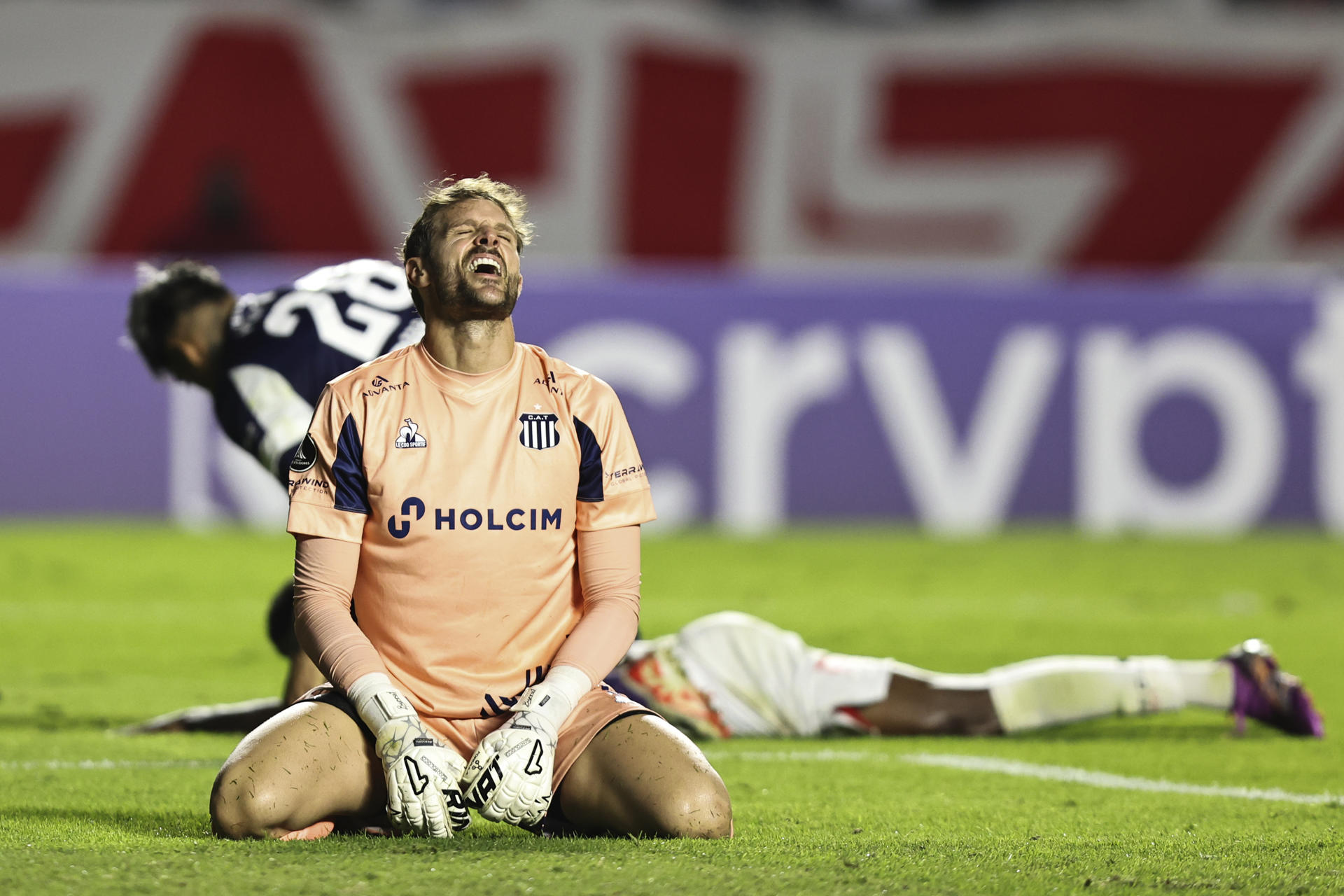 El guardameta de Talleres de Córdoba, Javier Burrai , lamenta el gol de Sao Paulo en el partido de la última jornada de la fase de grupos de la Copa Libertadores jugado este martes en el estadio Morumbi. EFE/ Isaac Fontana