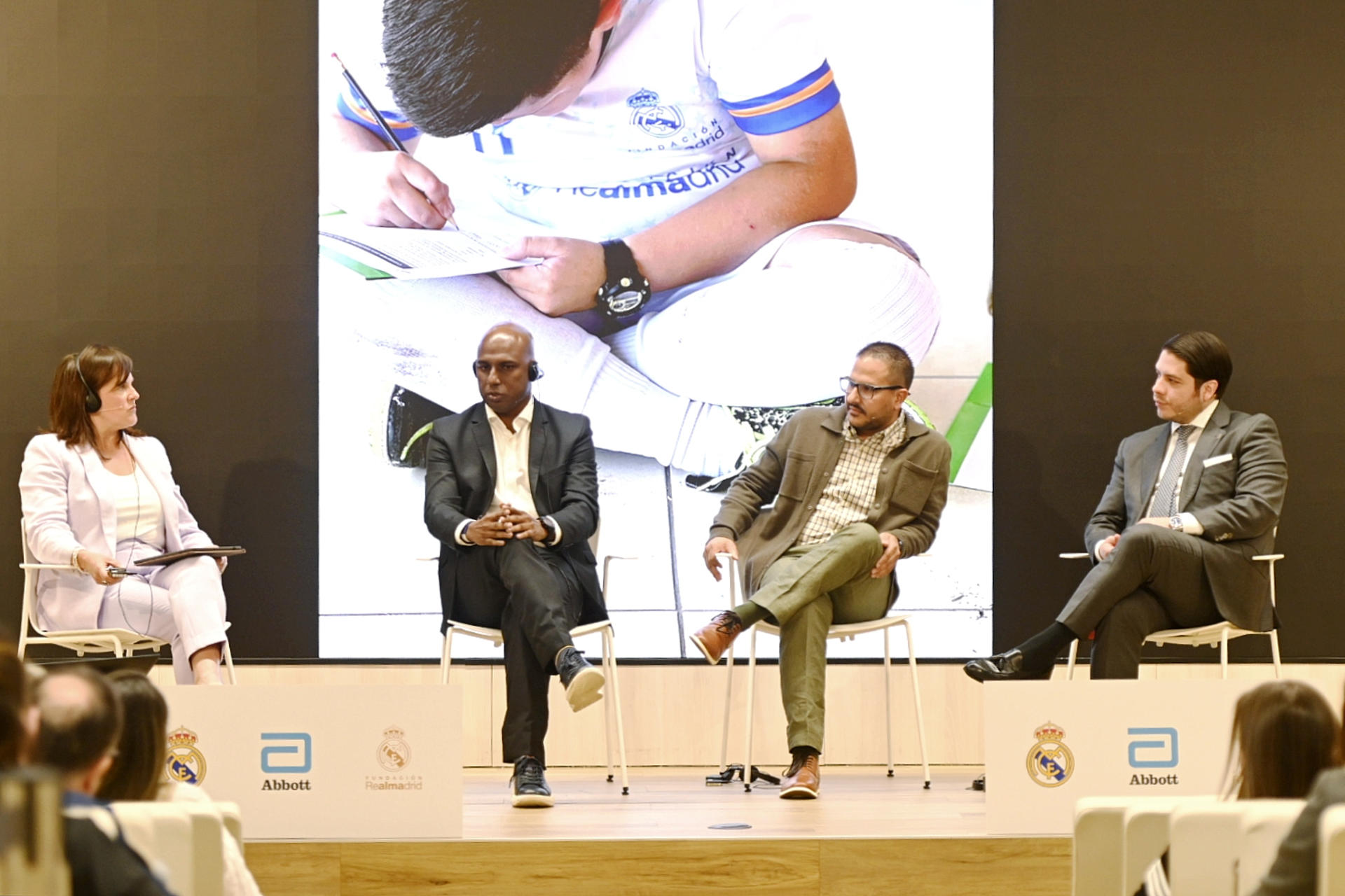 Fotografía del 13 de mayo de 2025 cedida por Abbott que muestra desde la izquierda a la codirectora del Abbott Center for Malnutrition Solutions, Ann Smith; representantes de Colombia y México de las escuelas sociodeportivas de la Fundación Real Madrid, John Fredy Hurtado Minota y José Manuel Loera del Río, y el responsable en América de la Fundación Real Madrid, Mateo Figueroa, hablando en una conferencia en Madrid (España). EFE/ Abbott /SOLO USO EDITORIAL/SOLO DISPONIBLE PARA ILUSTRAR LA NOTICIA QUE ACOMPAÑA (CRÉDITO OBLIGATORIO)
