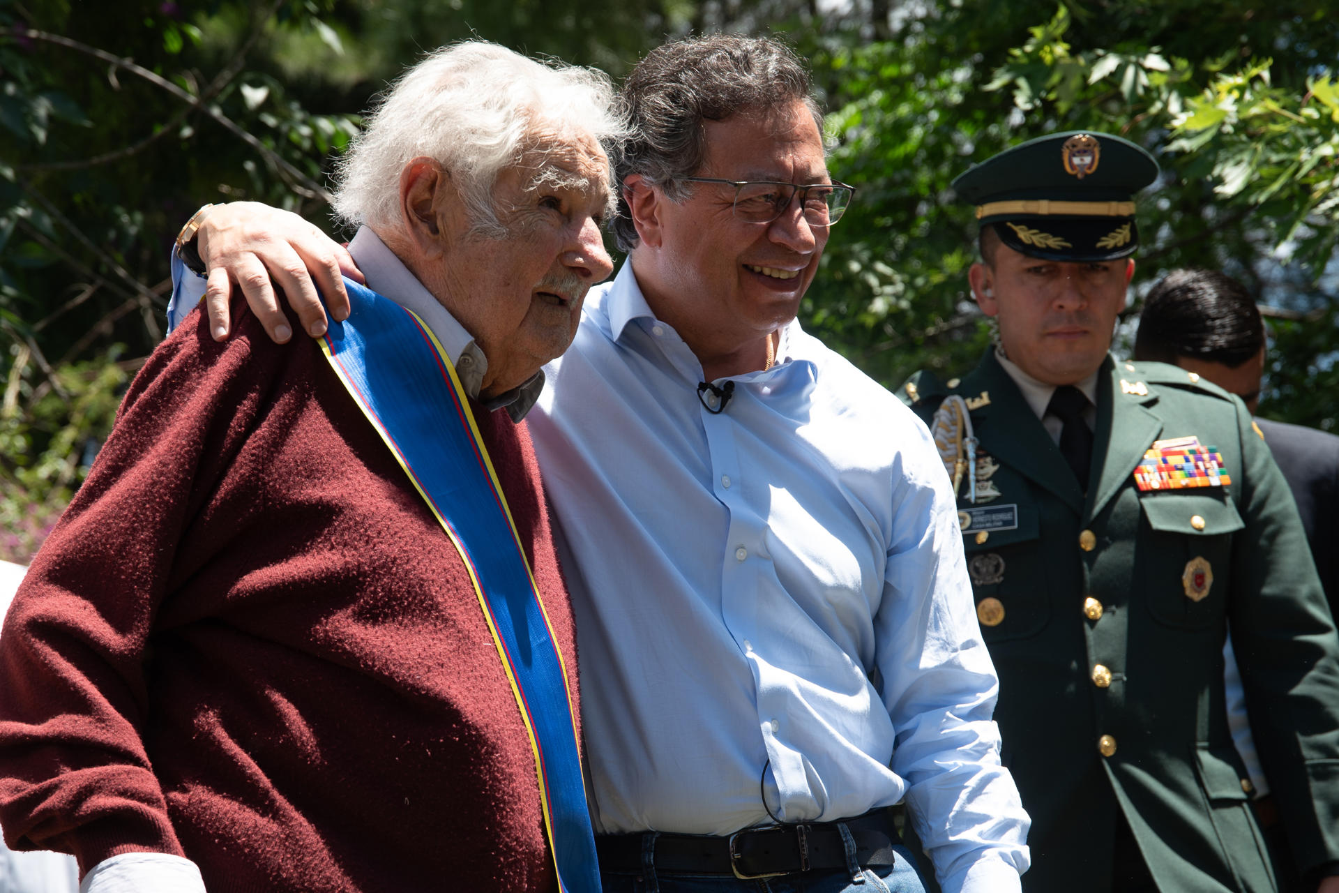 Fotografía de archivo del presidente de Colombia, Gustavo Petro (c), junto al fallecido expresidente de Uruguay, José Mujica (i). EFE/ Sofía Torres