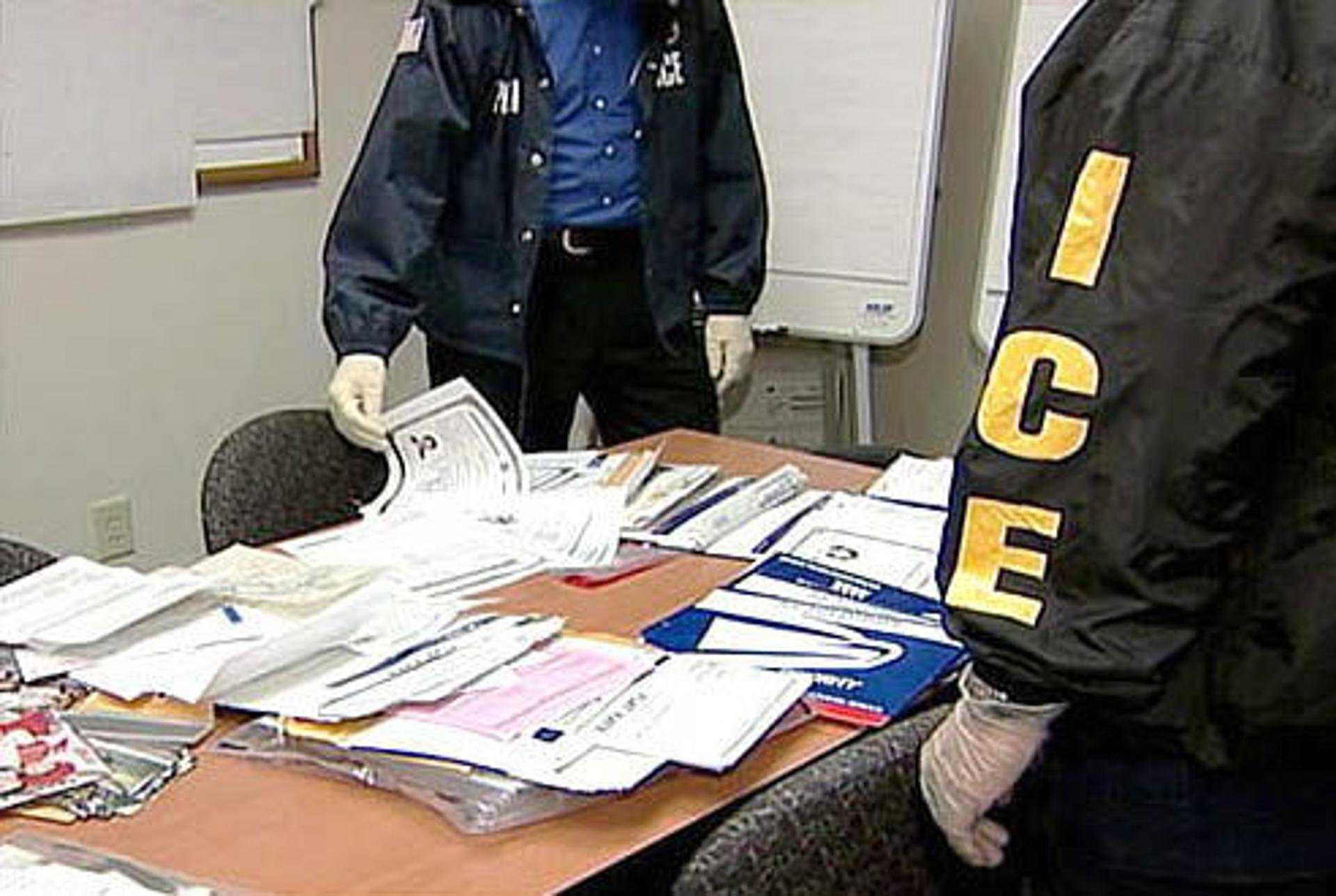 Fotografía de archivo del detalle de un par de agentes del Servicio de Control de Inmigración y Aduanas (ICE) de Estados Unido al revisar los arrestos de decenas de migrantes indocumentados, en Santa Ana (CA, EE.UU.). EFE/Stringer