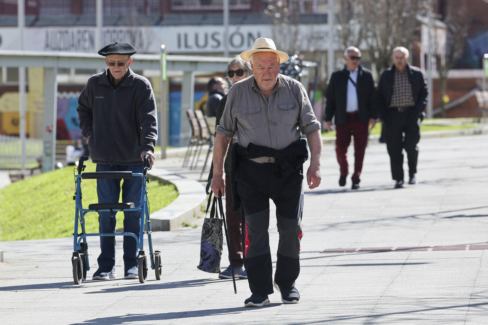 Imagen de archivo (31/03/2025) de pensionistas paseando en Bilbao. EFE/Luis Tejido