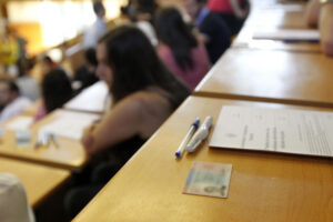 Estudiantes antes de un examen en una imagen de archivo. EFE/Chema Moya