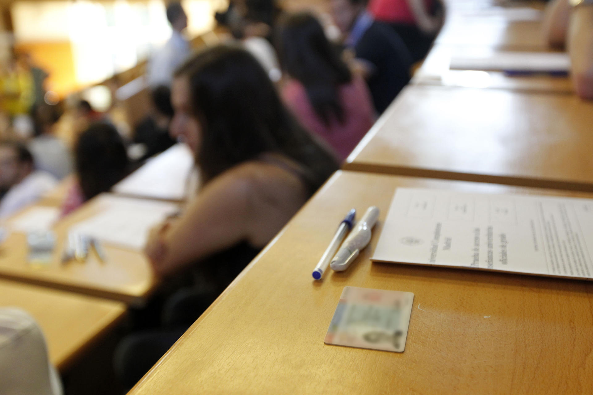 Estudiantes antes de un examen en una imagen de archivo. EFE/Chema Moya