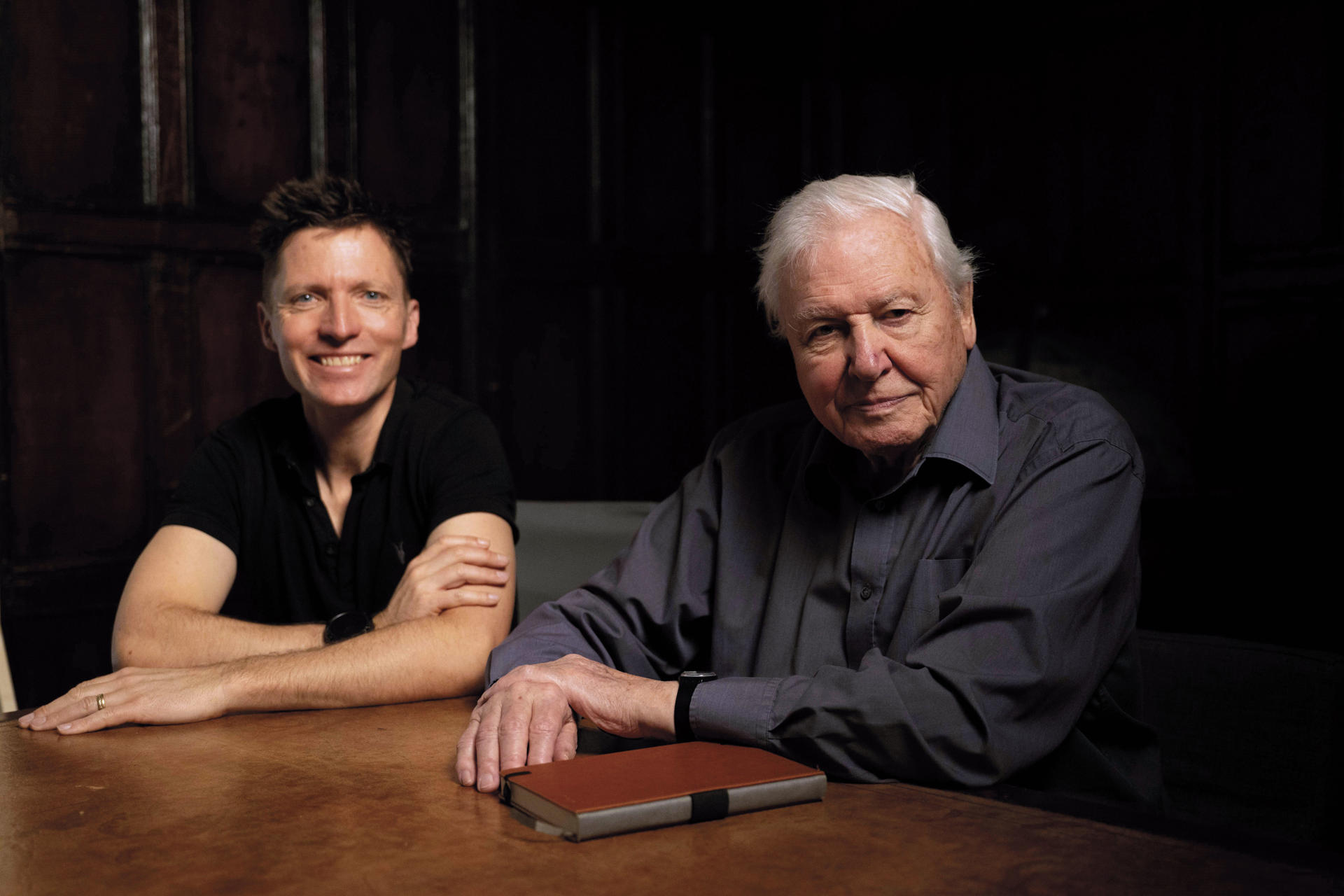 Este miércoles se publica la versión en castellano del libro 'Oceáno. El último refugio salvaje de la Tierra', del naturalista y divulgador británico David Attenborough (d), quien cumplió 99 años el pasado 8 de mayo, una publicación recopilatoria de sus experiencias y conocimientos tras recorrer el mundo durante siete décadas. El libro de la editorial Planeta está escrito junto a su colaborador habitual Colin Butfield (i), publicación que ha visto la luz en diferentes idiomas y en diferentes fechas en todo el mundo, según un comunicado de la editorial.-EFE/ Editorial Planeta ***SOLO USO EDITORIAL/SOLO DISPONIBLE PARA ILUSTRAR LA NOTICIA QUE ACOMPAÑA (CRÉDITO OBLIGATORIO)***