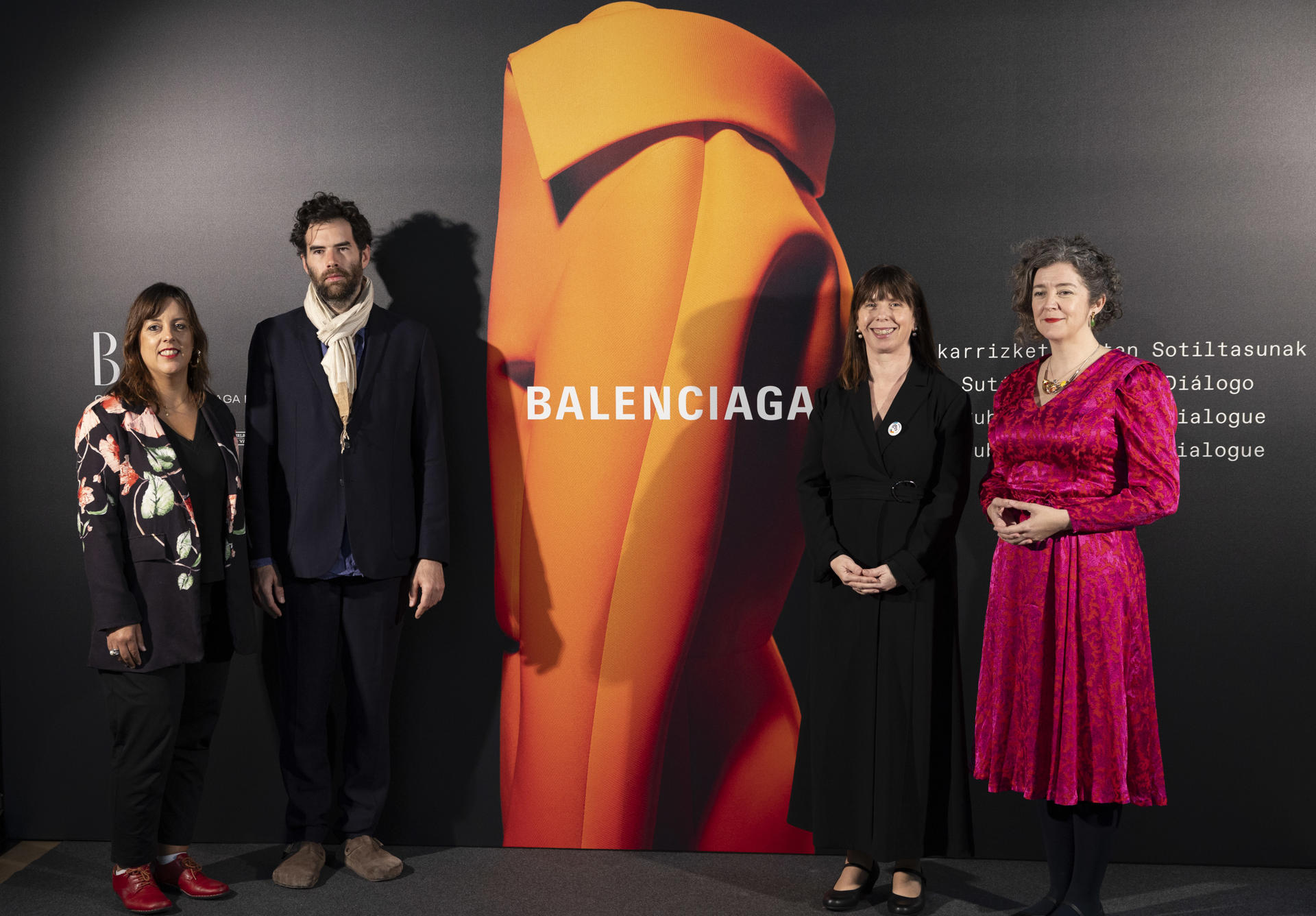 La directora del Museo Balenciaga, Miren Vives (2d), el director de Patrimonio de Balenciaga, Gaspard de Massé (2i), la directora de Patrimonio del Gobierno Vasco, Urkiri Salaberria (d), y la diputada foral de Cultura, Goizane Álvarez (i), posan este jueves en Getaria durante la presentación de 'Las sutilezas de un diálogo', la primera exposición de la marca Balenciaga en un museo, en este caso en el dedicado al modisto Cristóbal Balenciaga, y reúne 31 creaciones del propio modisto guipuzcoano y de Demma, el director creativo de la firma que lleva su nombre. EFE/Javier Etxezarreta