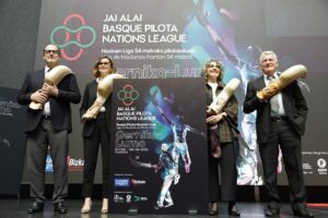 El presidente de la Federación Internacional de Pelota Vasca, Xavier Cazaubon (i), su homólogo en la Federación Vasca, Jose Mari Mitxelena (d); la vicelehendakari, Ibone Bengoetxea (2d), y la diputada general de Bizkaia, Elixabete Etxanobe (2i), durante la presentación en Bilbao la I Liga de Naciones de Cesta Punta. EFE/ Miguel Toña