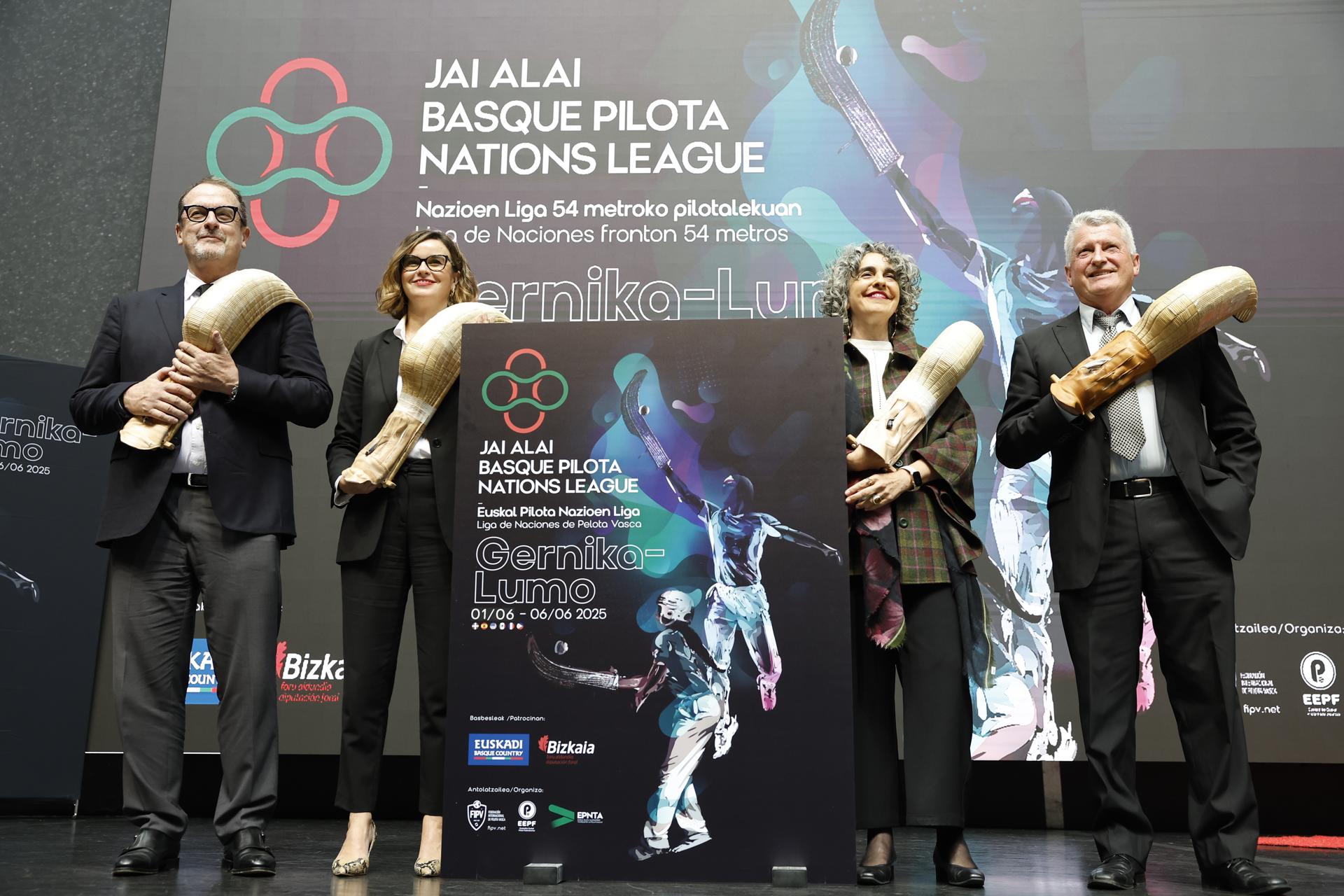 El presidente de la Federación Internacional de Pelota Vasca, Xavier Cazaubon (i), su homólogo en la Federación Vasca, Jose Mari Mitxelena (d); la vicelehendakari, Ibone Bengoetxea (2d), y la diputada general de Bizkaia, Elixabete Etxanobe (2i), durante la presentación en Bilbao la I Liga de Naciones de Cesta Punta. EFE/ Miguel Toña