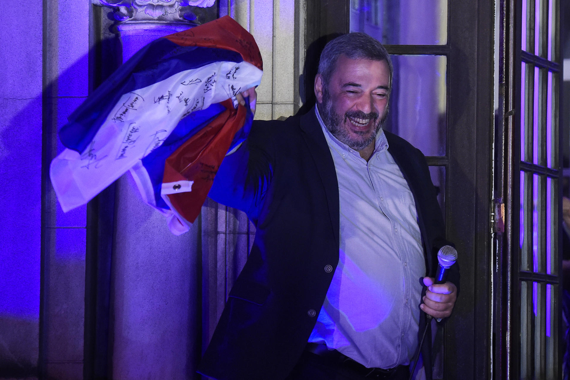 Mario Bergara, del partido Frente Amplio, celebra al ser elegido intendente electo de Montevideo este 11 de mayo de 2025 en Montevideo (Uruguay). EFE/ STR