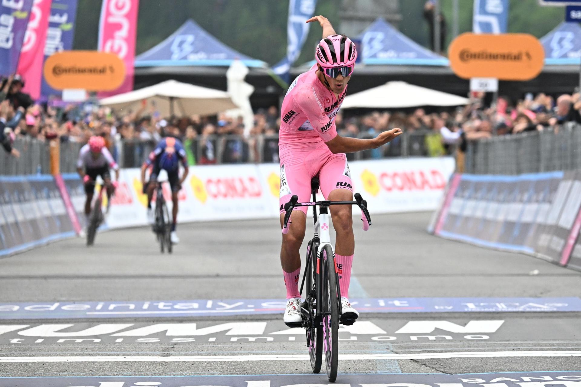 El mexicano Isaac del Toro (UAE) en la decimoséptima etapa del Giro de Italia disputada entre San Michele all’Adige y Bormio, de 155 km de recorrido. EFE/EPA/LUCA ZENNARO