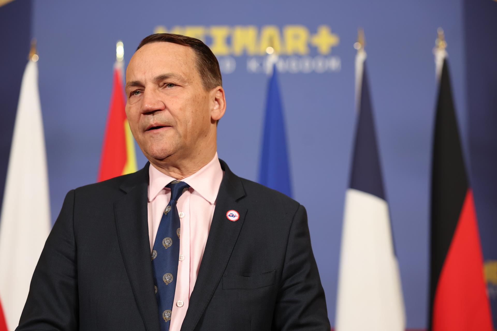 El ministro de Asuntos Exteriores polaco, Radoslaw Sikorski, habla con los medios de comunicación antes de la reunión sobre Ucrania en Lancaster House en Londres, el 12 de mayo de 2025. EFE/EPA/NEIL HALL/POOL