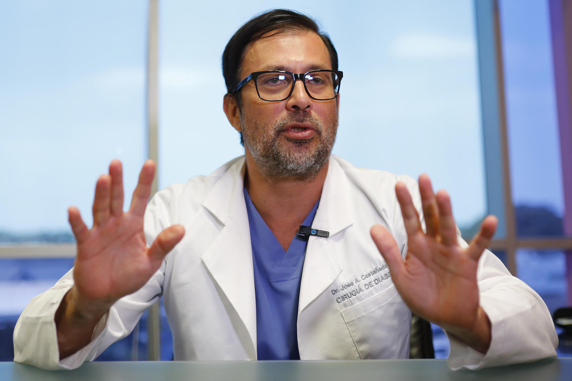 El cirujano de obesidad y diabetes, José Antonio Castañeda, habla durante una entrevista con EFE este sábado, en la ciudad de Guadalajara (México). EFE/ Francisco Guasco