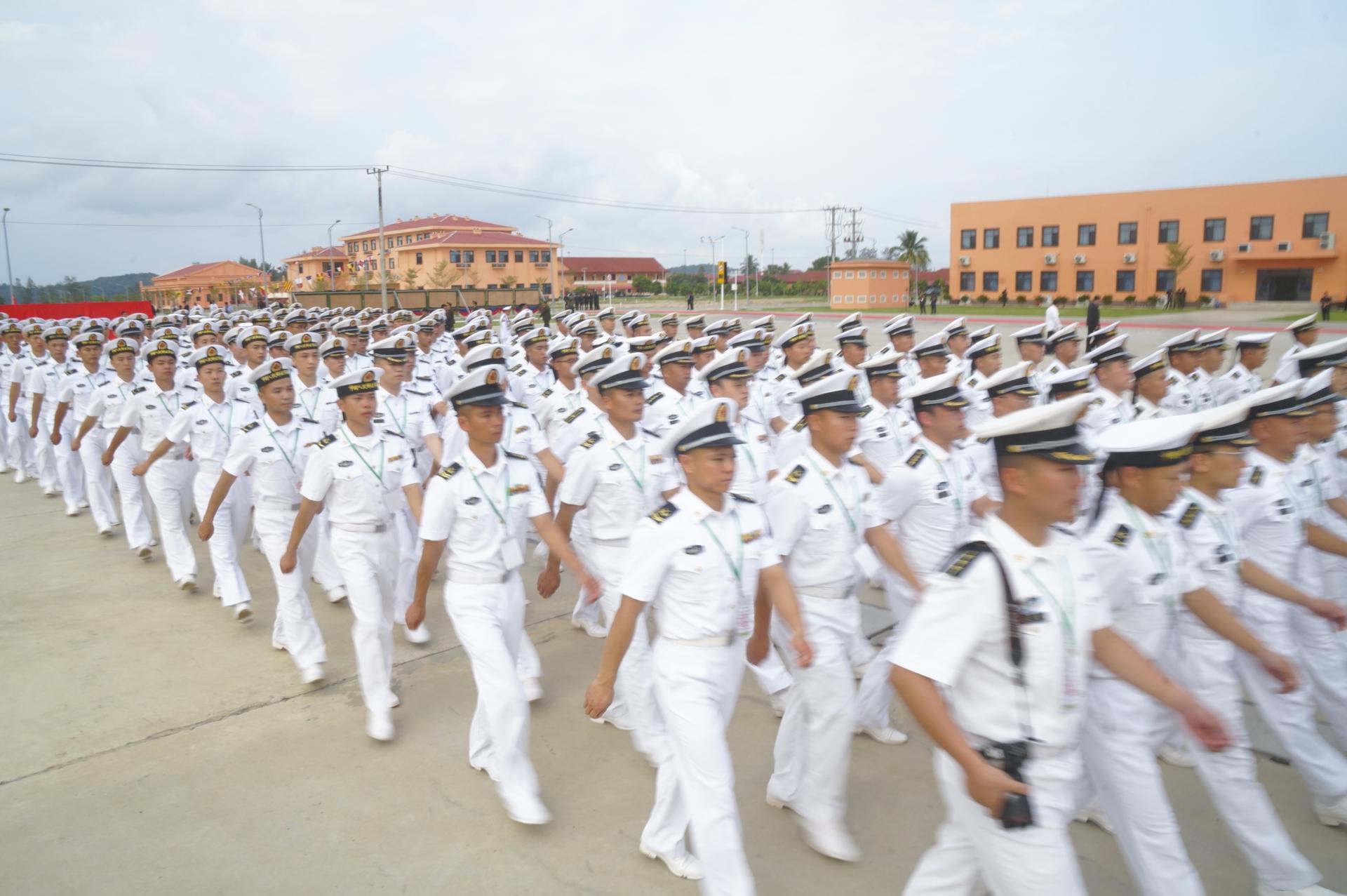 Fotografía de archivo tomada el 5 de abril de 2025 en la provincia de Preah Sihanuok, Camboya, que muestra a personal de la armada china en la ceremonia de inauguración de la infraestructura modernizada con capital de Pekín de la Base Naval de Ream. EFE/EPA/KITH SEREY