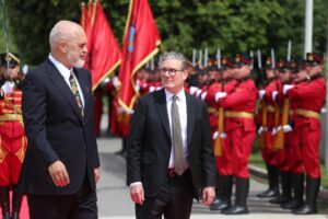 El primer ministro de Albania, Edi Rama (I), y el primer ministro británico, Keir Starmer (D), inspeccionan la guardia de honor antes de su reunión en Tirana, Albania, el 15 de mayo de 2025. EFE/EPA/MALTON DIBRA
