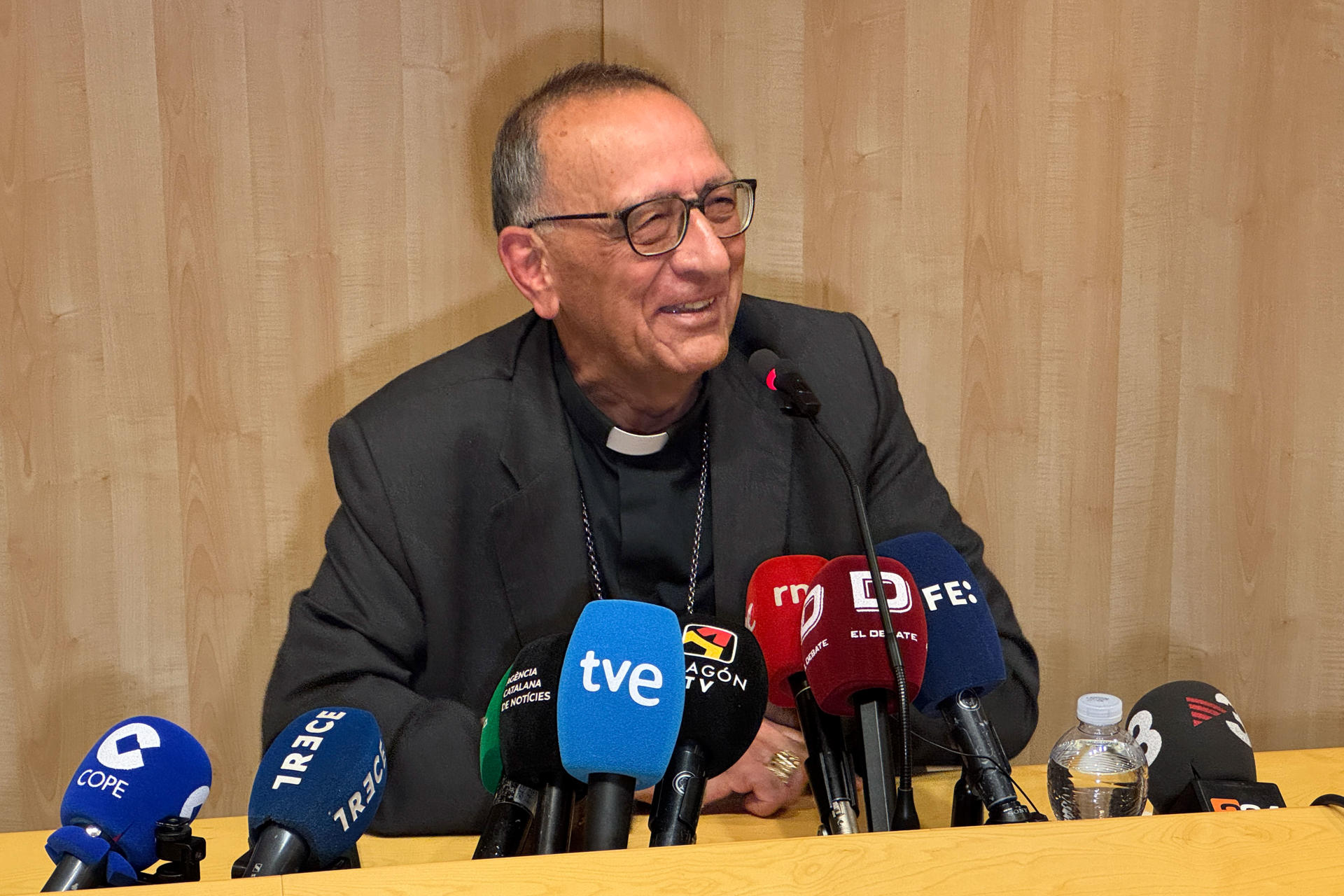 El cardenal Juan José Omella, Arzobispo de Barcelona, ofrece una rueda de prensa este viernes en Barcelona. EFE/ Daniel Cáceres