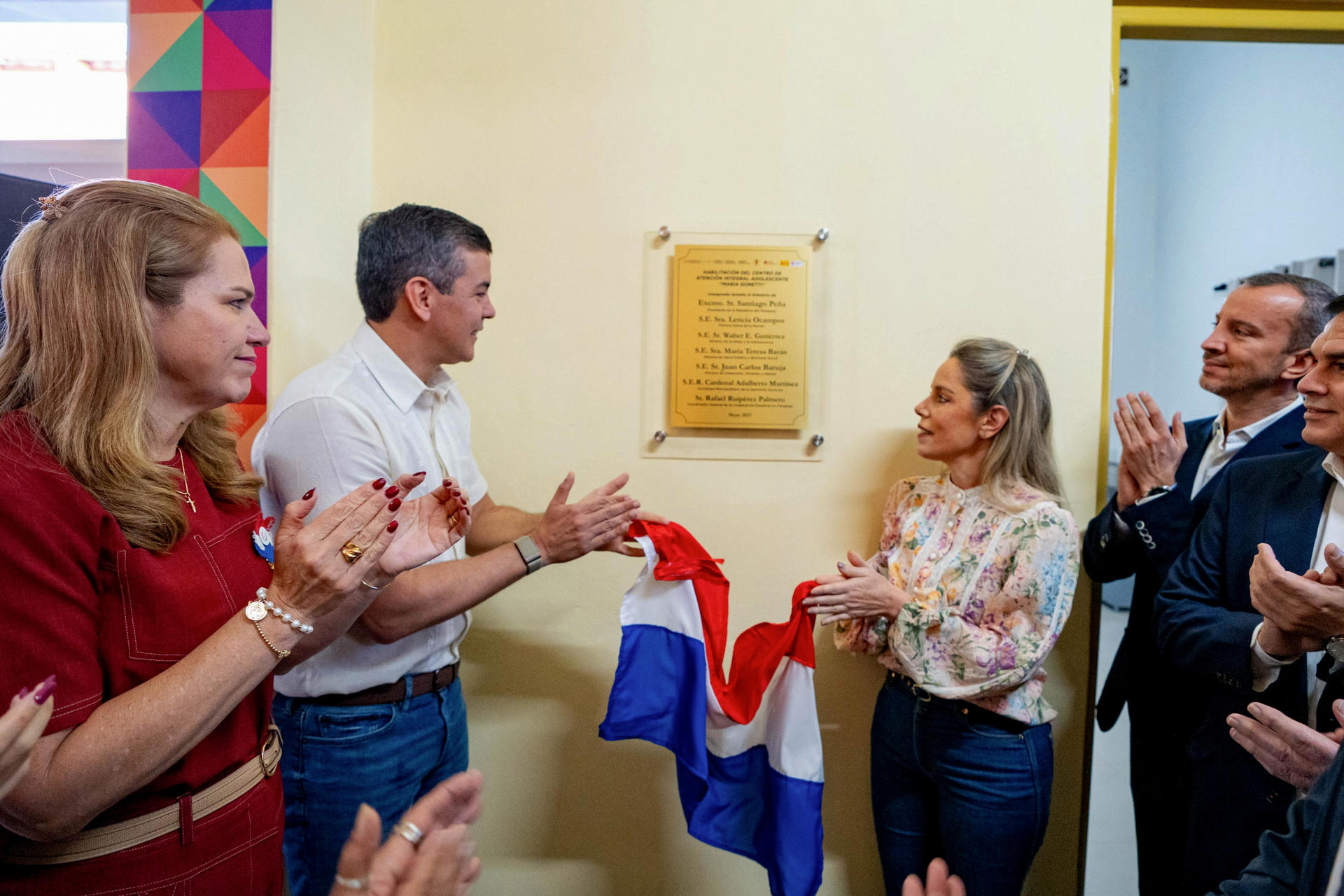 Fotografía cedida por la presidencia de Paraguay del presidente de Paraguay, Santiago Peña (c-i), junto a la primera dama de Paraguay, Leticia Ocampos (c-d), en el acto de habilitación del Centro de Atención Integral al Adolescente 'María Goretti', este lunes en el barrio Ricardo Brugada de Asunción (Paraguay). EFE/ Presidencia de Paraguay
