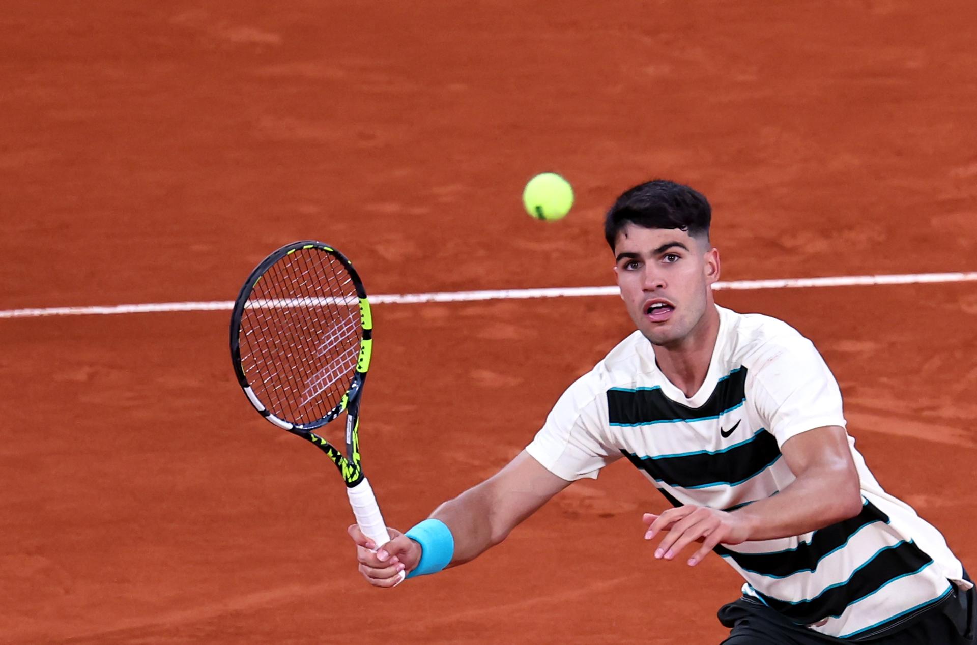 El español Carlos Alcaraz, número 2 del mundo, en su partido ante el húngaro Fabian Marozsan EFE/EPA/CHRISTOPHE PETIT TESSON