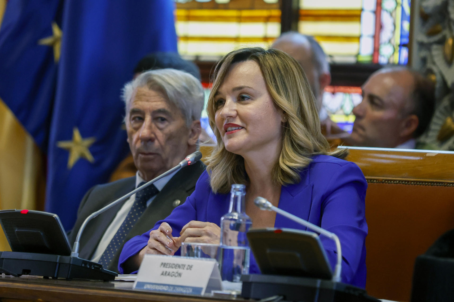 La ministra de Educación, Formación Profesional y Deportes, Pilar Alegría, participa en el acto solemne de investidura de la nueva rectora magnífica, Rosa Bolea (c), y la toma de posesión de su equipo de gobierno en Universidad de Zaragoza, este lunes. EFE/ Javier Cebollada