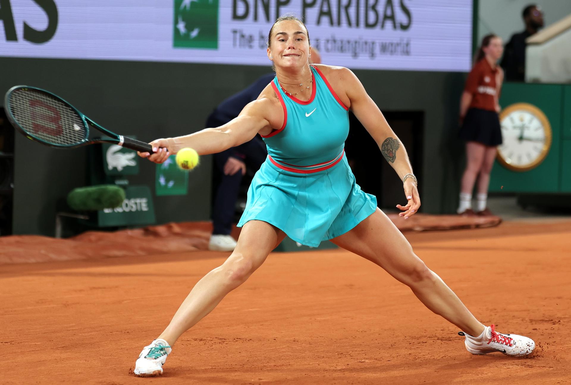 La bielorrusa Aryna Sabalenka en acción durante su partido de primera ronda de individuales femeninos contra la tenista rusa Kamilla Rakhimova en en Roland Garros en París, Francia. EFE/EPA/TERESA SUAREZ
//////////
PARIS (France), 25/05/2025.- Aryna Sabalenka of Belarus in action during her Women´s Singles first round match against Kamilla Rakhimova of Russia at the French Open Grand Slam tennis tournament at Roland Garros in Paris, France, 25 May 2025. (Tenis, Abierto, Bielorrusia, Francia, Rusia) EFE/EPA/TERESA SUAREZ