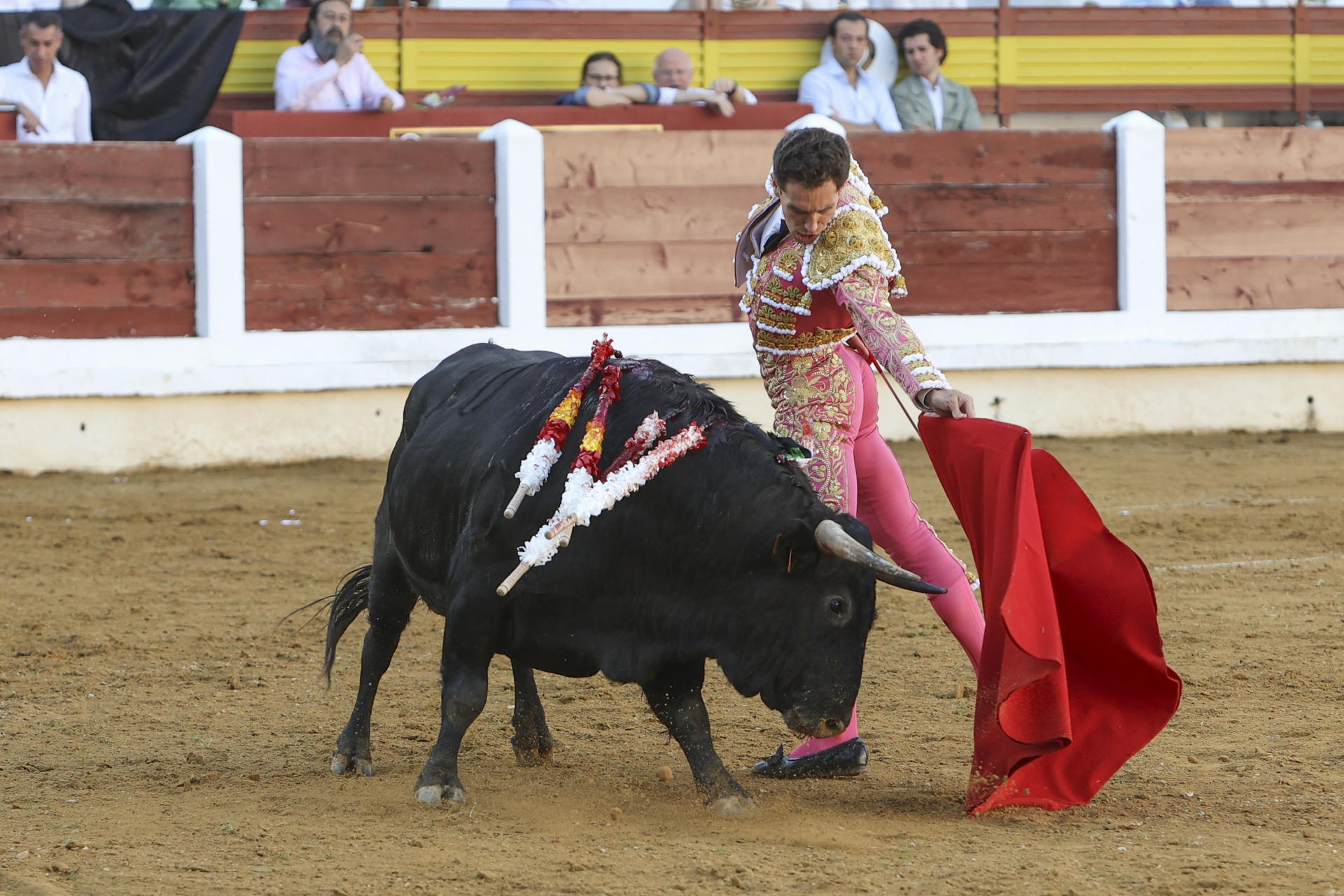 El diestro Ginés Marín lidia un toro en una corrida de toros mixta. Imagen de archivo. EFE/ Jero Morales