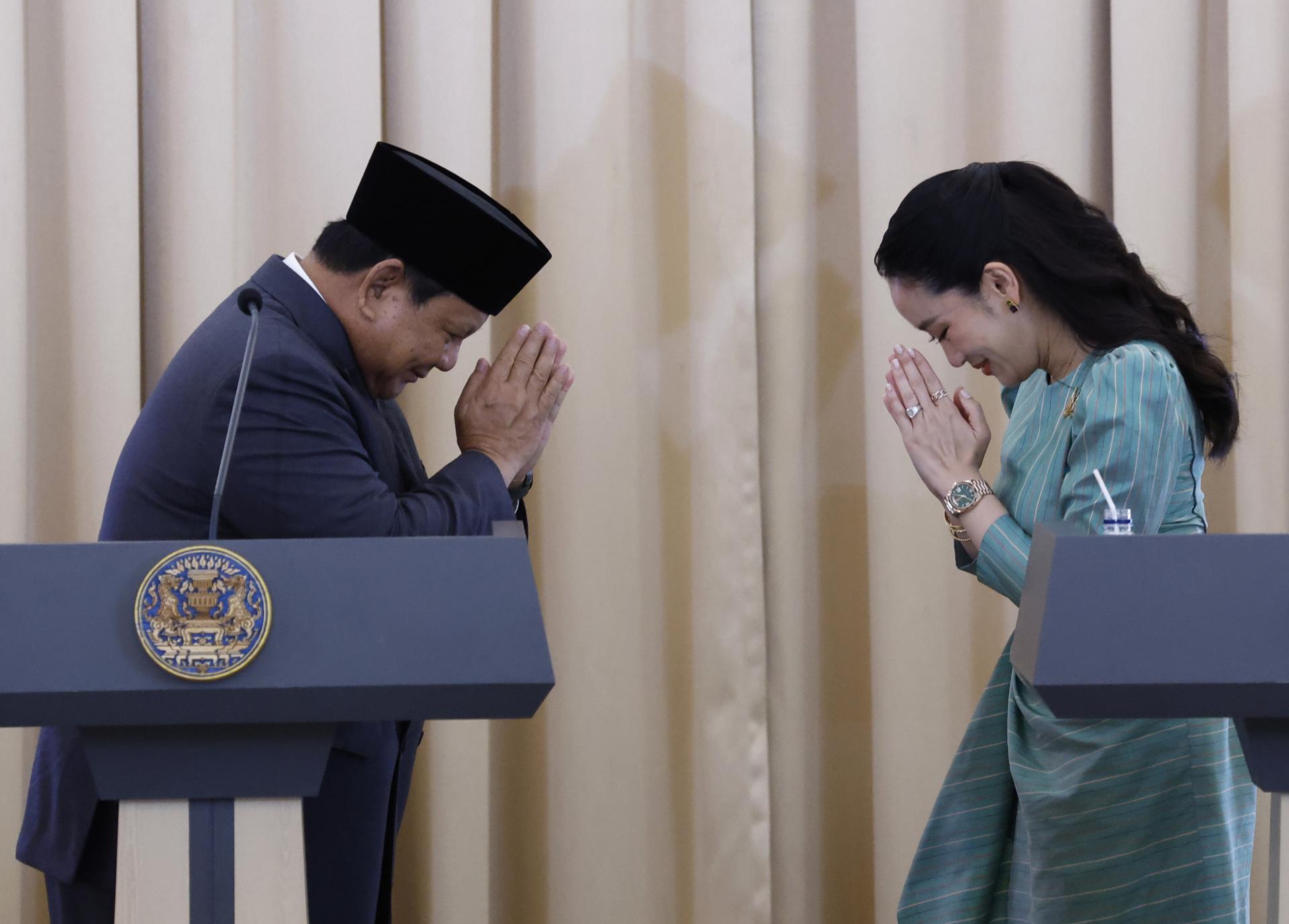 BANGKOK (Tailandia), 19/05/2025.- La primera ministra tailandesa, Paetongtarn Shinawatra (d), y el presidente indonesio, Prabowo Subianto (i), intercambian saludos tras una conferencia de prensa posterior a una reunión en la Casa de Gobierno en Bangkok, Tailandia, el 19 de mayo de 2025. EFE/EPA/NARONG SANGNAK