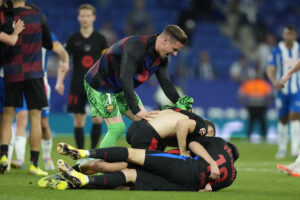 Los jugadores del FC Barcelona celebran la victoria al finalizar el encuentro correspondiente a la jornada 36 de LaLiga EA Sports que RCD Espanyol y FC Barcelona disputaron en el RCDE Stadium, en Cornellá de Llobregat, Barcelona. EFE/Enric Fontcuberta