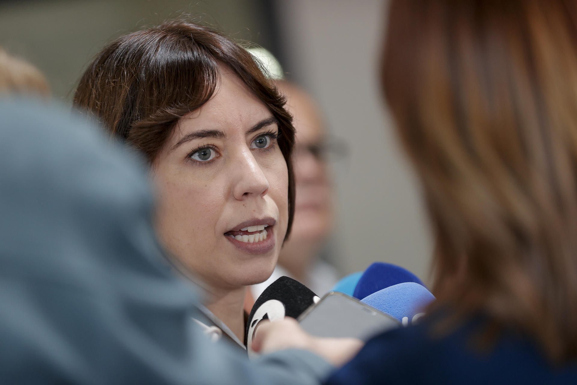 La ministra de Ciencia, Innovación y Universidades, Diana Morant, realiza declaraciones durante su visita a diferentes empresas de Riba-roja, uno de los municipios asolados por la dana y donde las inundaciones causaron daños valorados en 12 millones de euros en un área industrial con 1.400 empresas y 20.000 trabajadores. EFE/Manuel Bruque