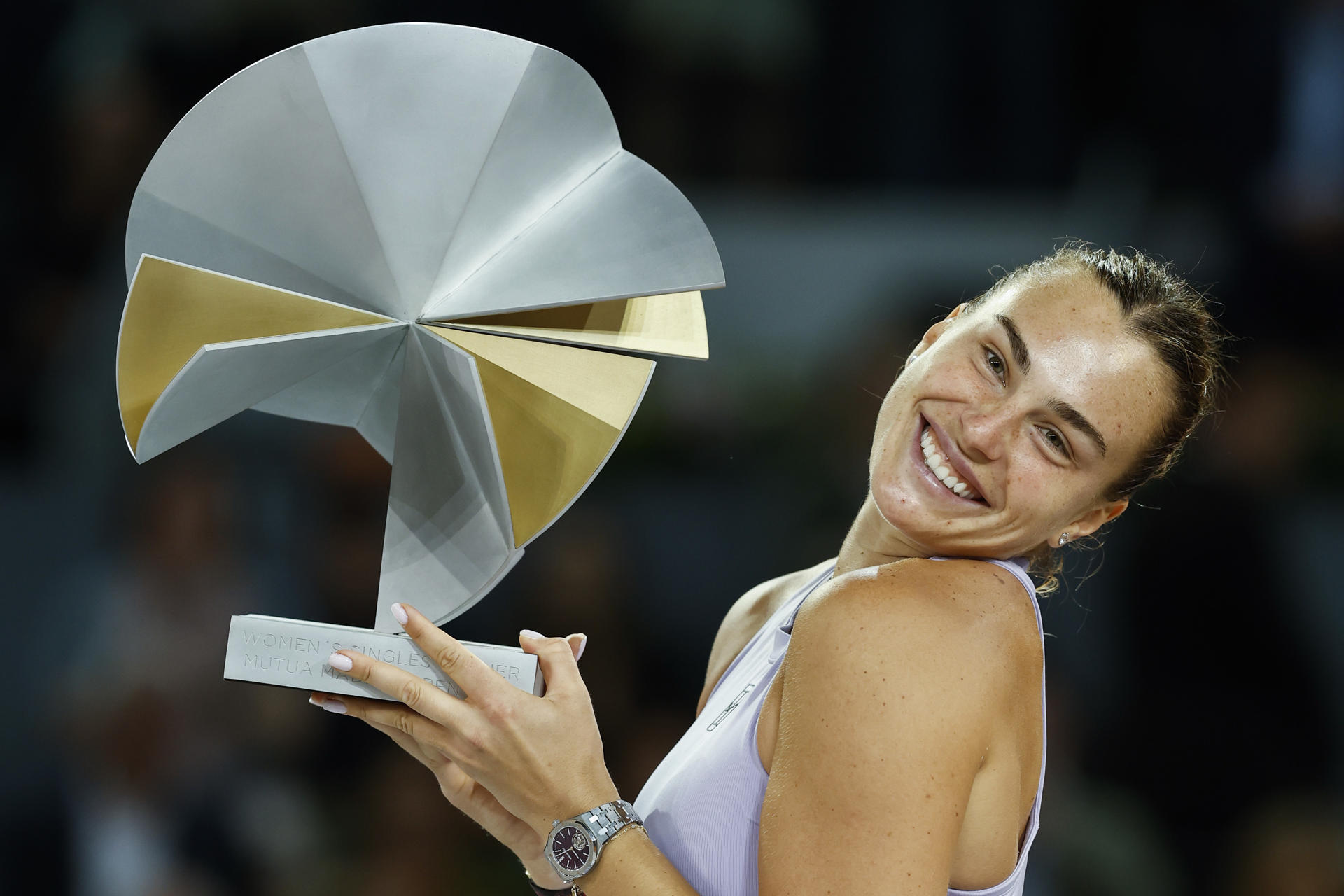 La tenista bielorrusa Aryna Sabalenka posa con el trofeo tras vencer a la estadounidense Coco Gauff en la final individual femenina del Mutua Madrid Open de tenis disputado este sábado en la Caja Mágica, en Madrid. EFE/Chema Moya