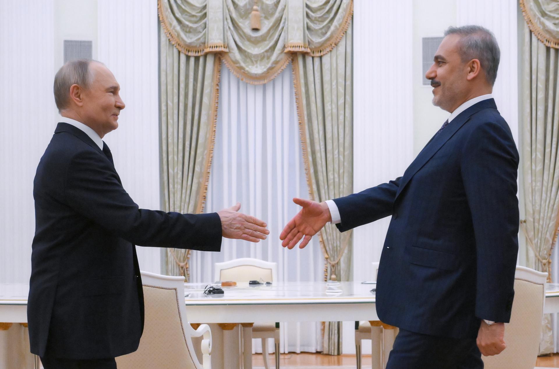 El presidente ruso Vladimir Putin (I) y el ministro de Asuntos Exteriores turco Hakan Fidan (D) se dan la mano mientras posan para las fotos antes de una reunión en el Kremlin de Moscú, Rusia, 26 de mayo de 2025. (Rusia, Turquía, Moscú) EFE/EPA/ALEXEY MAISHEV/SPUTNIK/KREMLIN / POOL
```