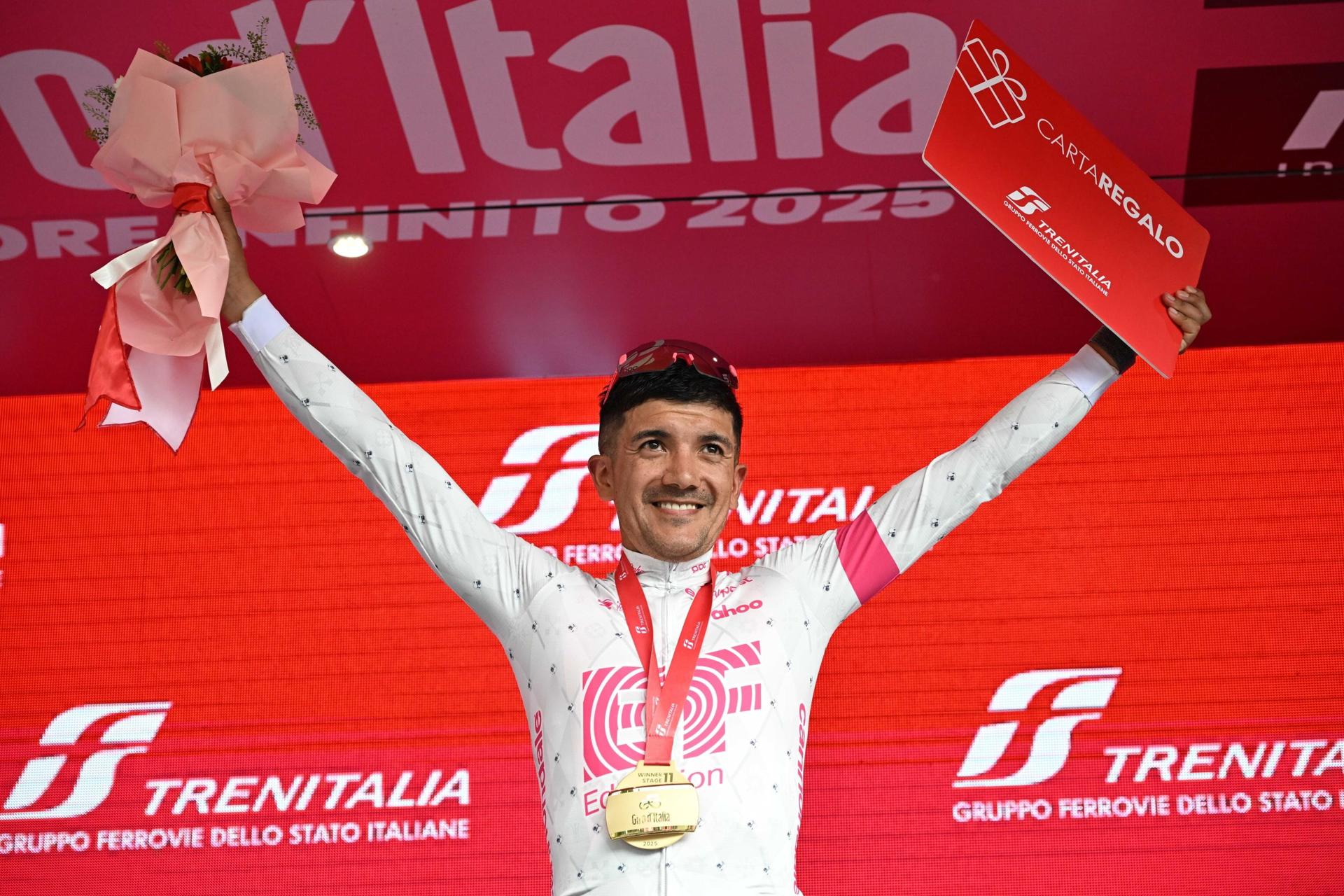 El ecuatoriano Richard Carapaz, del equipo Education-Easypost, celebra en el podio después de ganar la etapa 11del Giro de Italia. EFE/EPA/LUCA ZENNARO