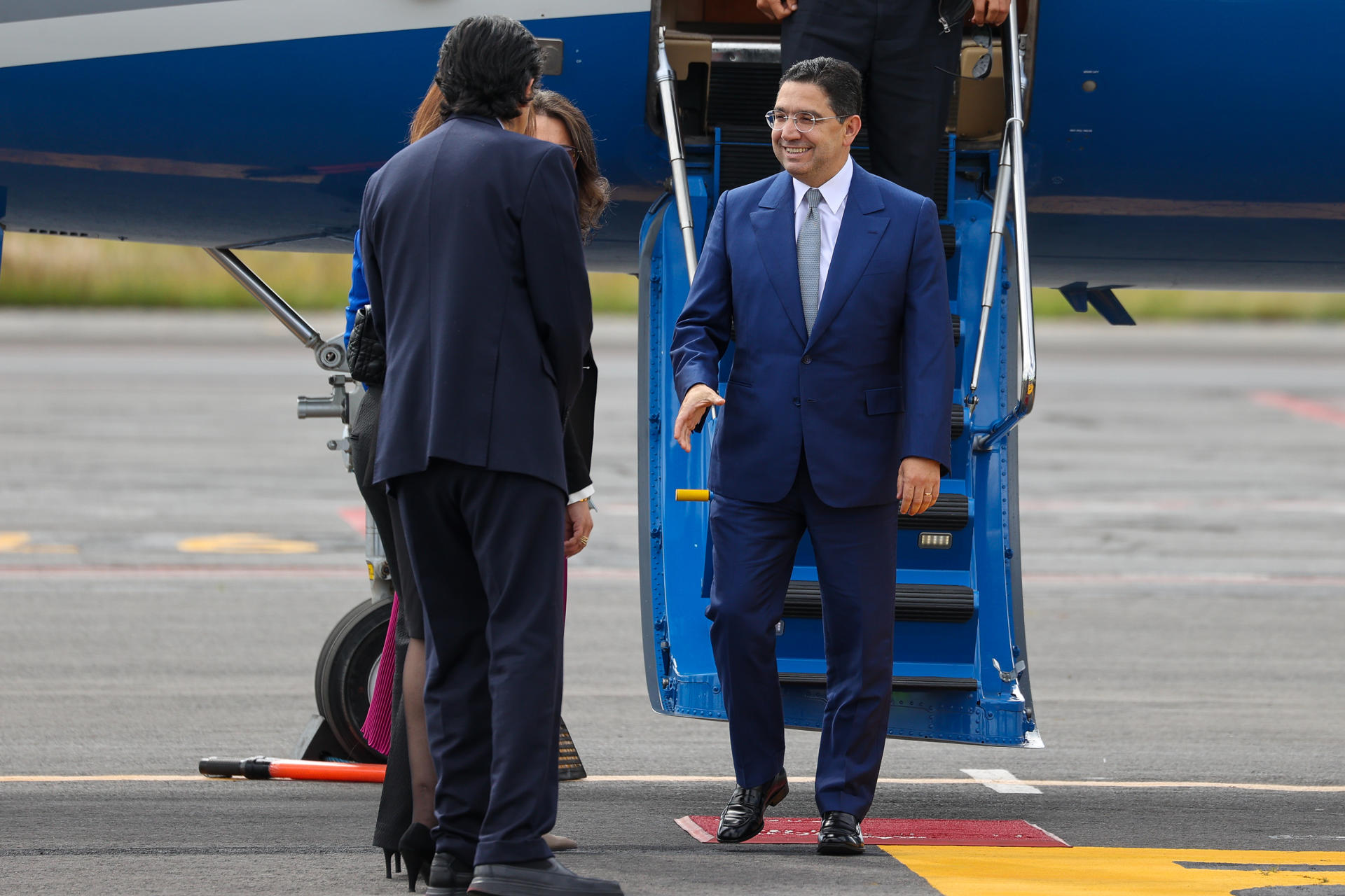 El ministro de Asuntos Exteriores de Marruecos, Nasser Bourita (d), a su llegada este viernes, 23 de mayo, para asistir a la investidura presidencial de Daniel Noboa, en Quito (Ecuador). EFE/José Jácome