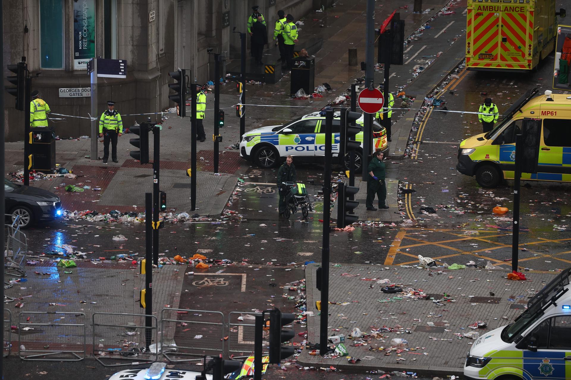 Vista general este lunes, 26 de mayo, de las escena de un atropello múltiple en la ciudad de Liverpool (Inglaterra), luego de que un vehículo colisionara contra decenas de aficionados del club de fútbol más popular de esta ciudad, que celebraban el título de la Premier League del balompié local. EFE/Adam Vaugha