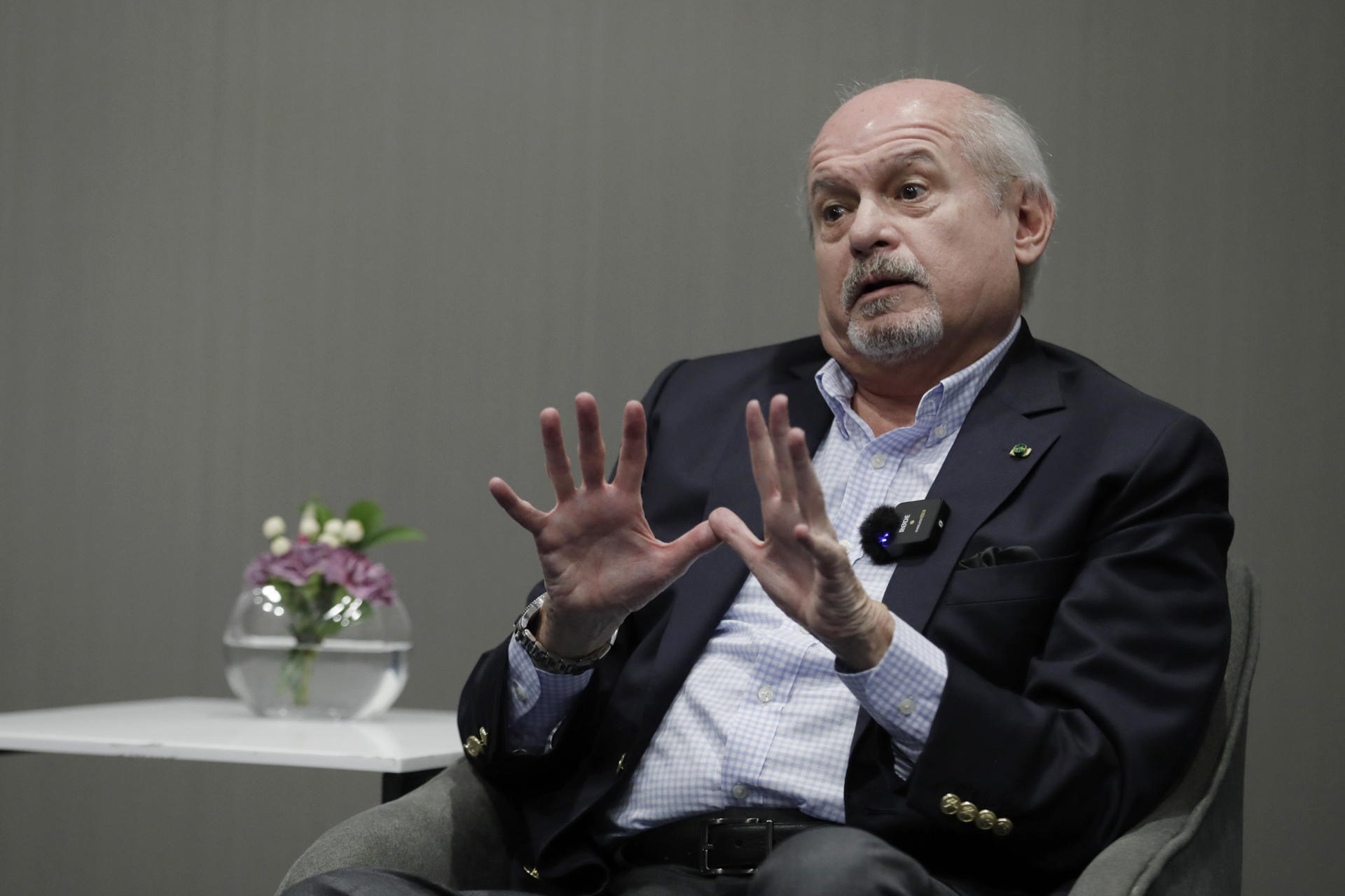 El escritor Peruano, Pedro Cateriano, habla durante una entrevista con EFE este viernes, en Bogotá (Colombia). EFE/ Carlos Ortega