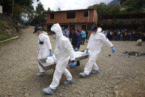 Fotografía de archivo fechada el 22 de junio de 2023 de integrantes de la Policía Judicial colombiana trasladando el cuerpo de una persona fallecida, en un operativo militar contra la minería ilegal, en el corregimiento Pichendé a unos 16 km de Cali (Colombia). EFE/ Ernesto Guzmán Jr.