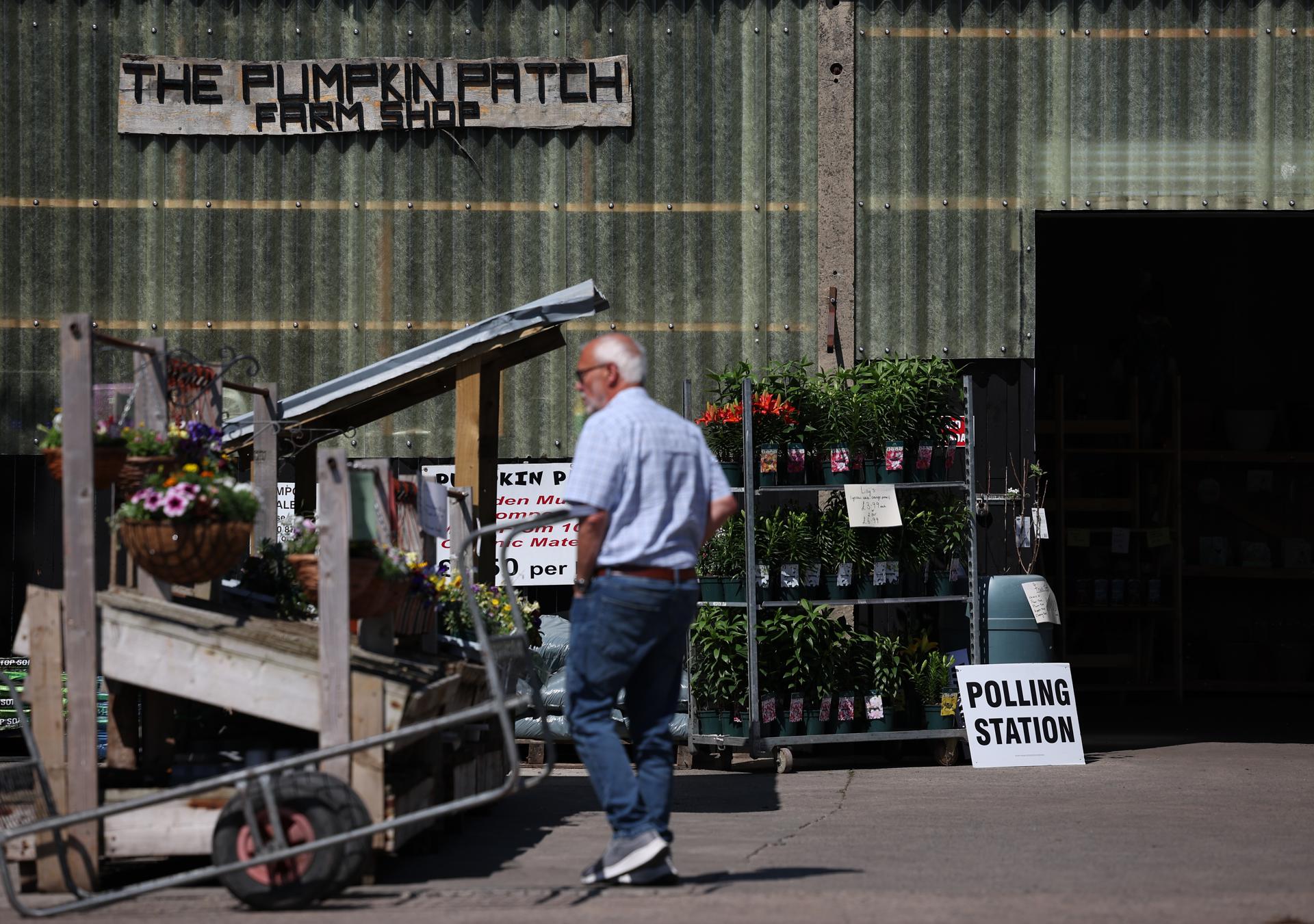 Un hombre en una floristería junto a un centro de votación en Ormskirk, en el Reino Unido, el 1 de mayo de 2025.EFE/EPA/ADAM VAUGHAN