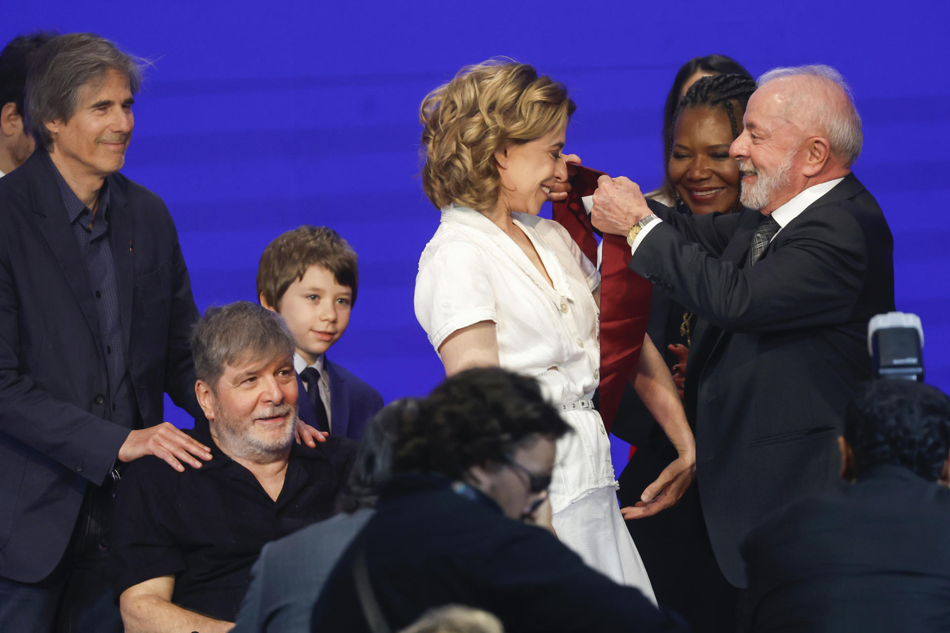 El presidente de Brasil, Luiz Inácio Lula da Silva (d), entrega la Medalla de la Orden del Mérito Cultural a la actriz Fernanda Torres (2-d), por la película Ainda Estou Aqui, ganadora del Óscar a Mejor Película Internacional este año, durante un evento este 20 de mayo de 2025, en Río de Janeiro (Brasil). EFE/ Antonio Lacerda