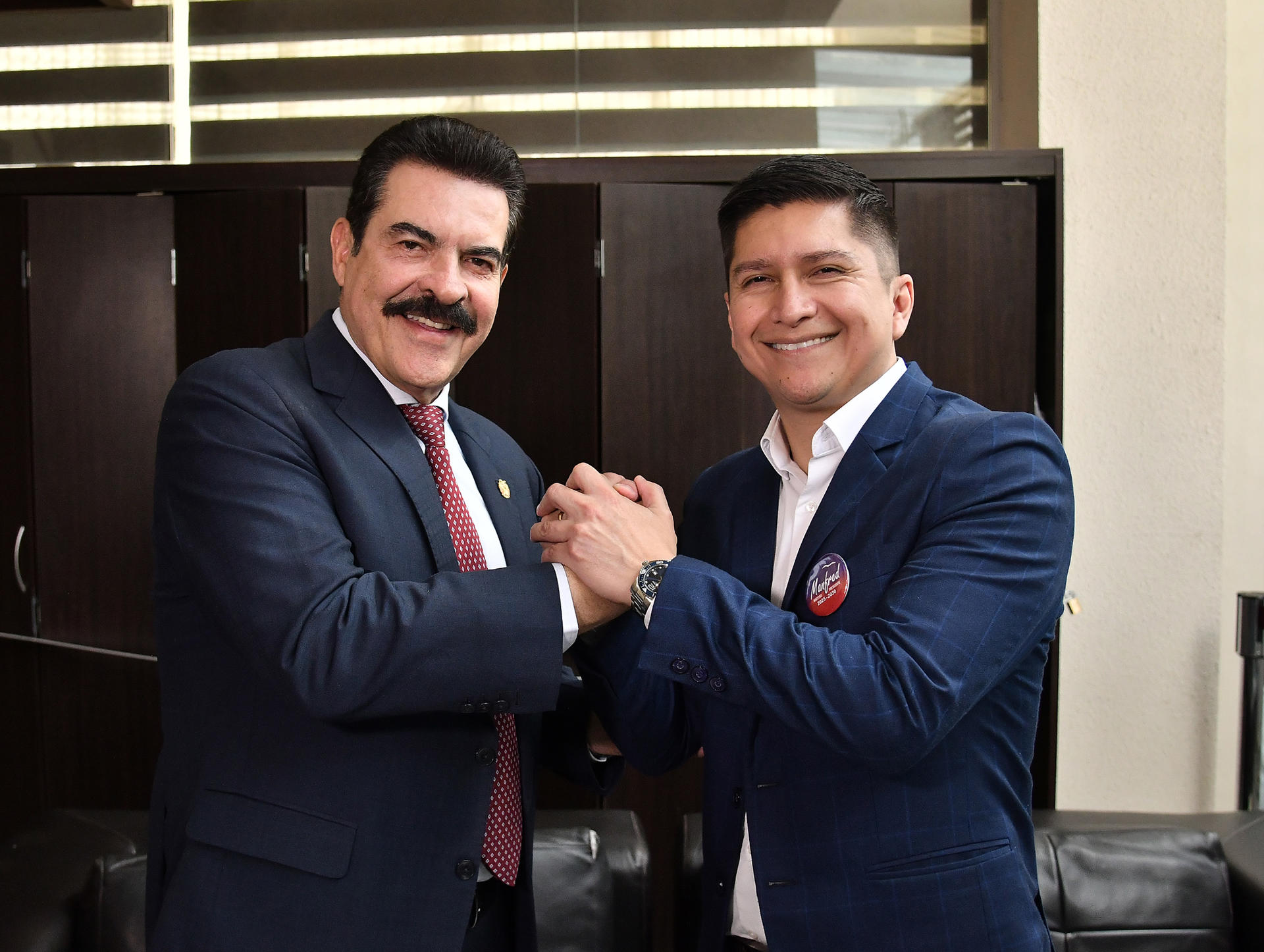 El alcalde de Cochabamba, Manfred Reyes Villa (i), posa junto al concejal de la región de Santa Cruz Juan Carlos Medrano durante un acto este lunes, en Cochabamba (Bolivia). EFE/Jorge Abrego