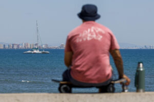 Una persona contempla las aguas de la playa de la Malvarrosa (Valencia) durante la mañana del martes. EFE/Ana Escobar